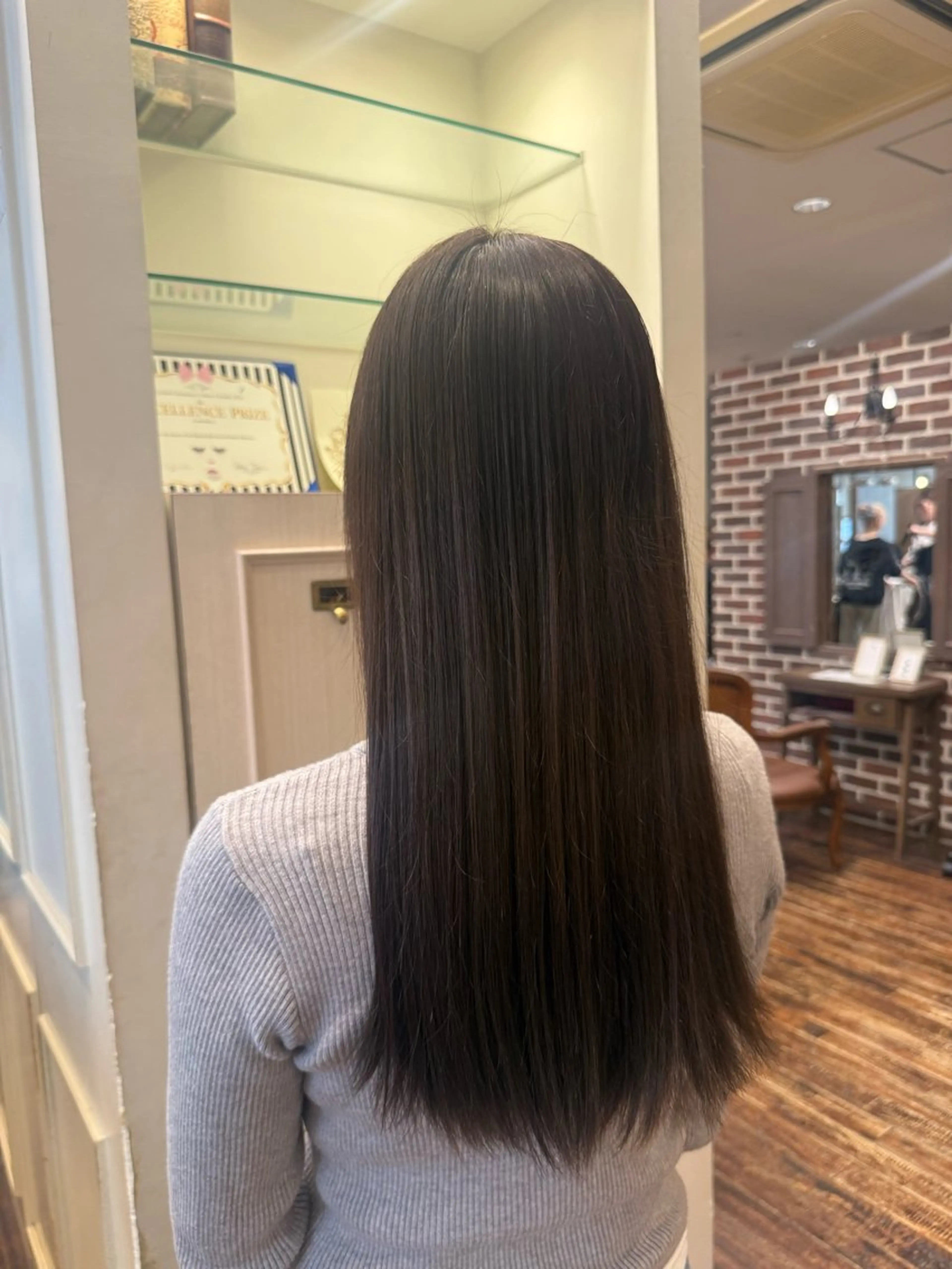 ロング カラー ｢韓国風・ハイトーン ベージュカラー｣サナのヘアスタイル