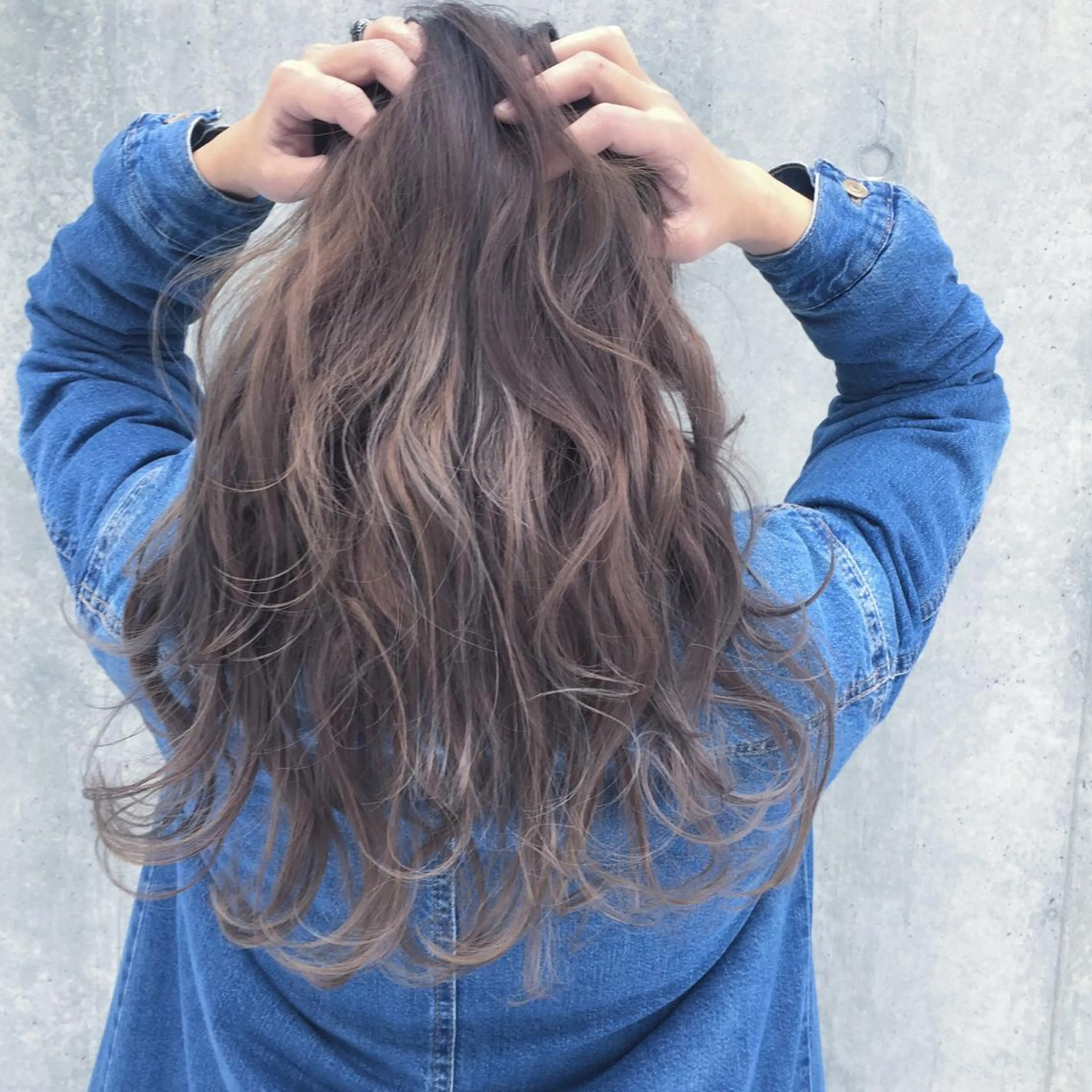 ロング カラー ブリーチ ブルーカラー ブルーグレー ブルーグレージュ ブルーバイオレット 池田 真由美のヘアスタイル