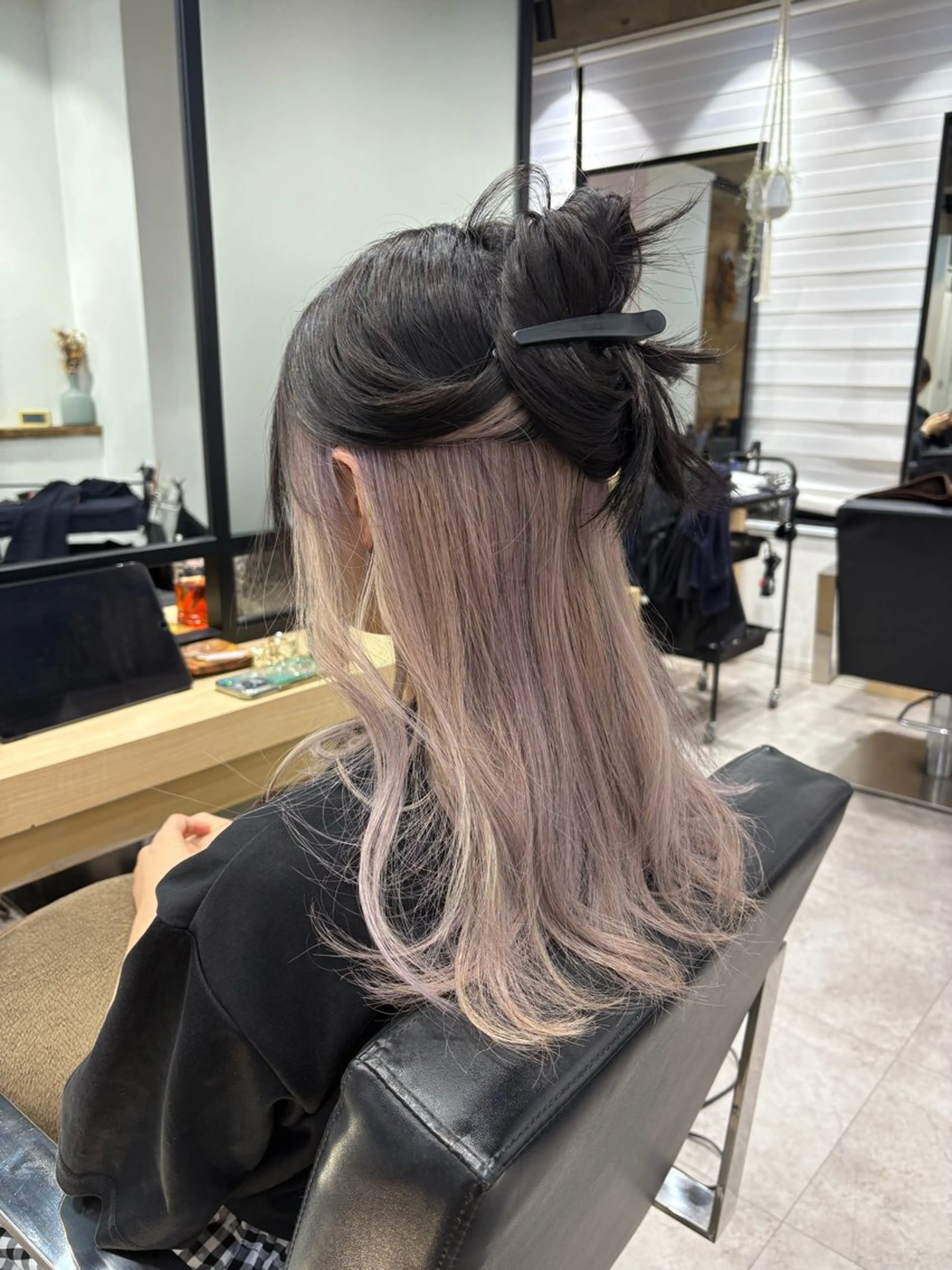 セミロング カラー ブリーチ ラベンダーカラー パープルカラー FOLK所属・白髪ぼかしハイライト バレイヤージュヤマトのヘアスタイル