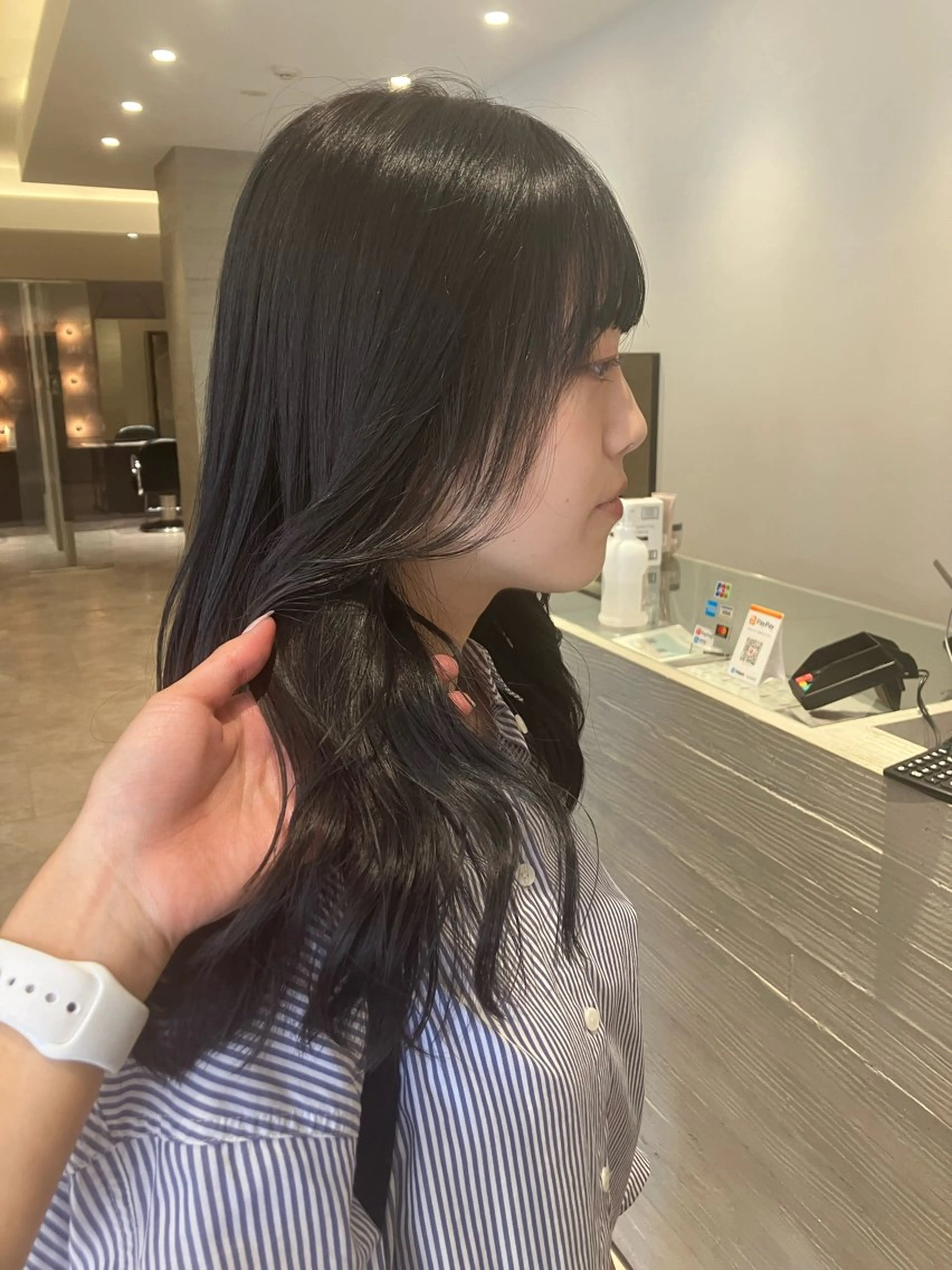 セミロング カラー 透明感カラー レイヤーカット サキ🤍ハイトーン 🩰くびれ巻きヘアのヘアスタイル