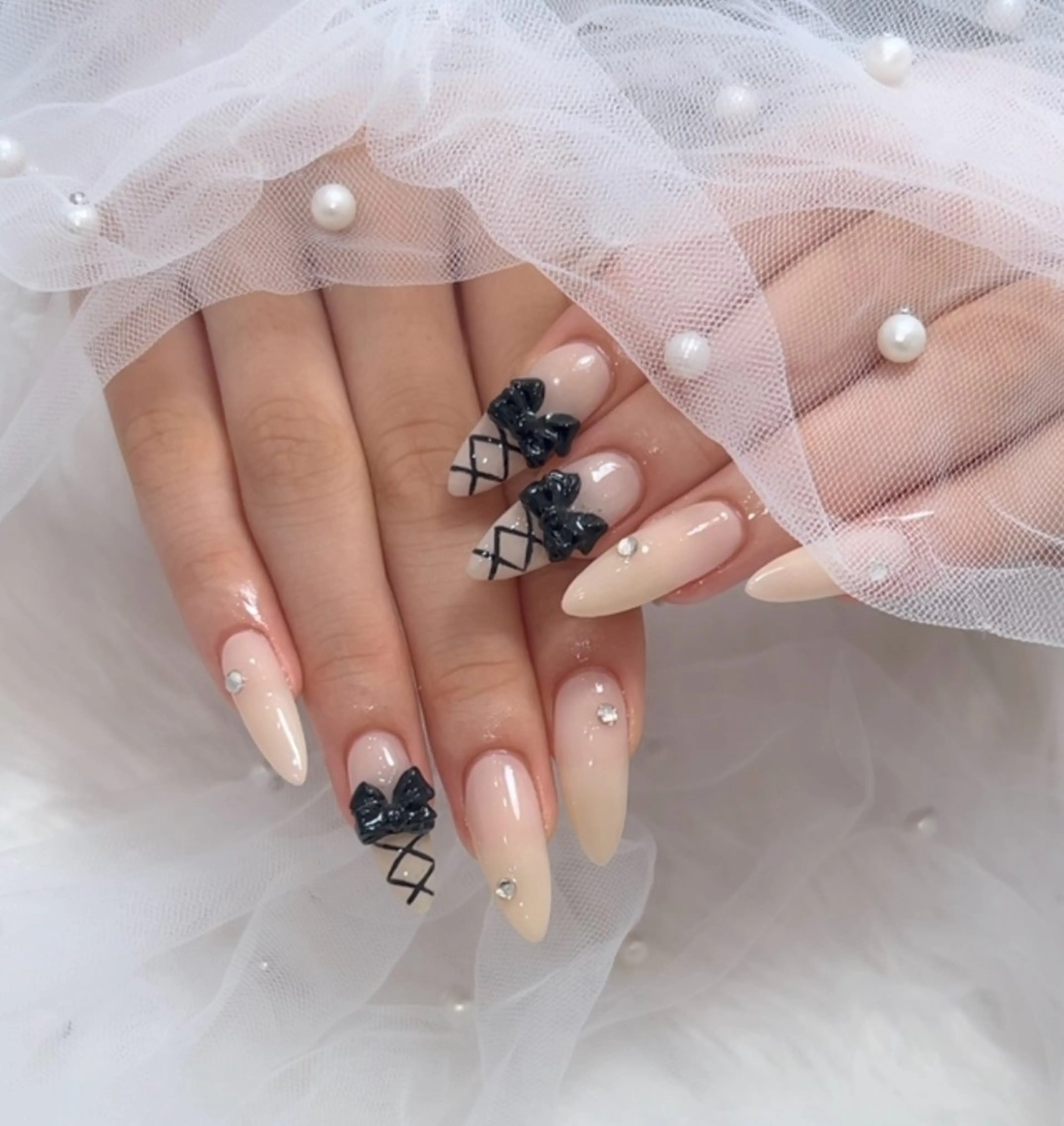 ネイル アートネイル リボン ストーンネイル pyuna. nailのネイルデザイン