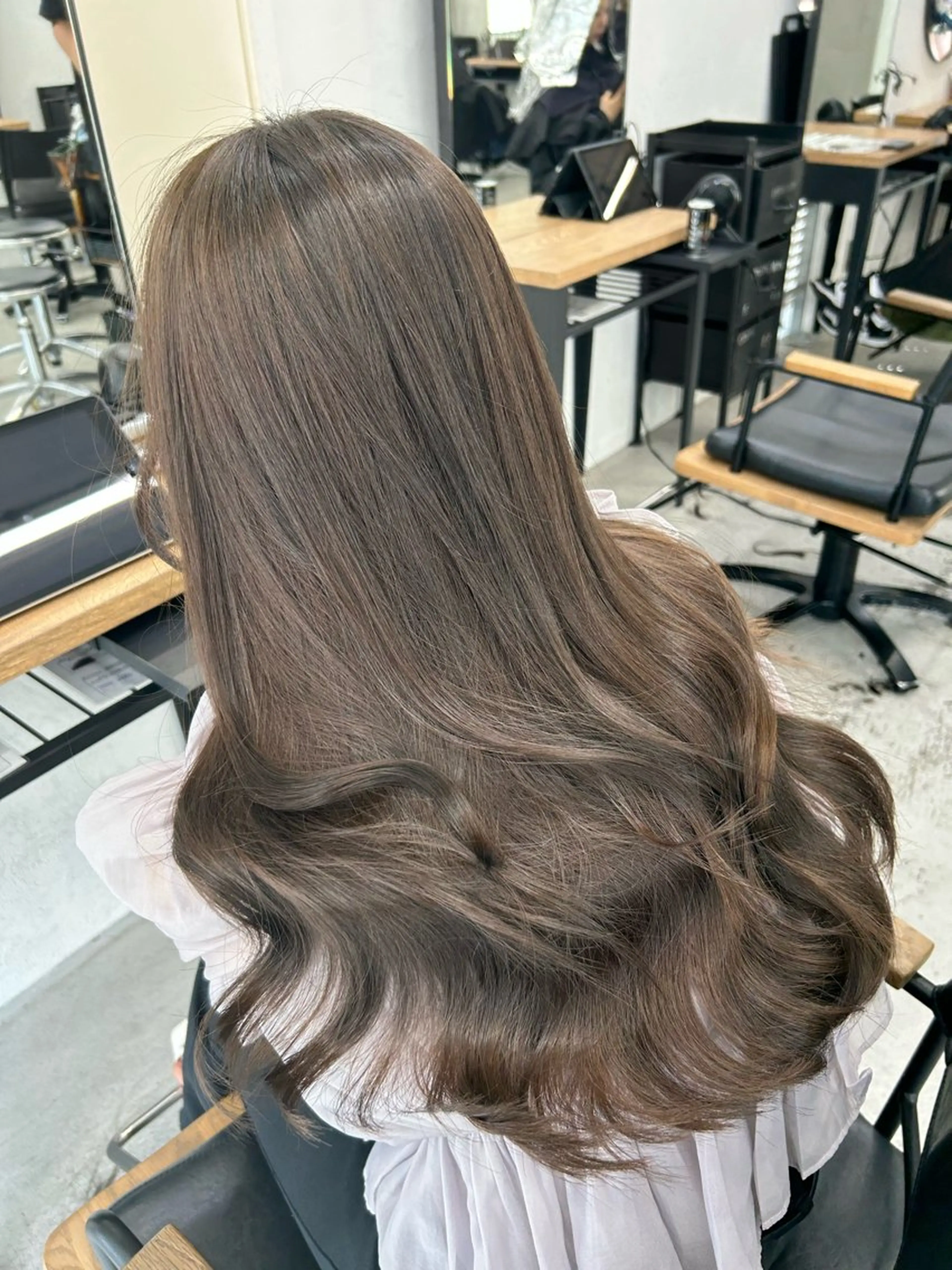 ロング カラー ブリーチ ダブルカラー グレージュ ブリーチなしカラー ロング RYOSUKE ハイトーンのヘアスタイル