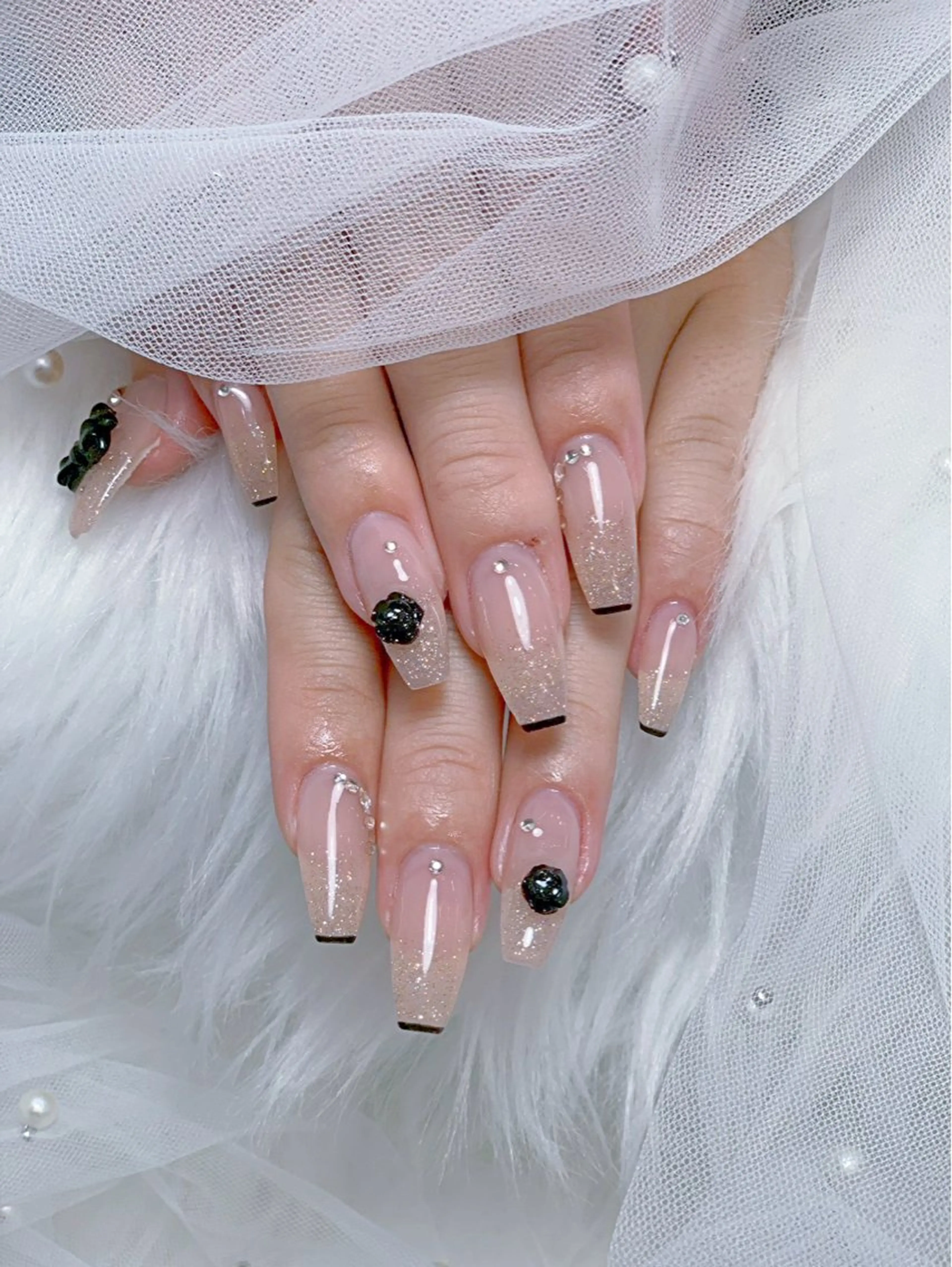 ネイル アートネイル オーロラネイル チークネイル 長さ出し フットネイル ハンドネイル ハンドケア Mio_ Noiranailのネイルデザイン