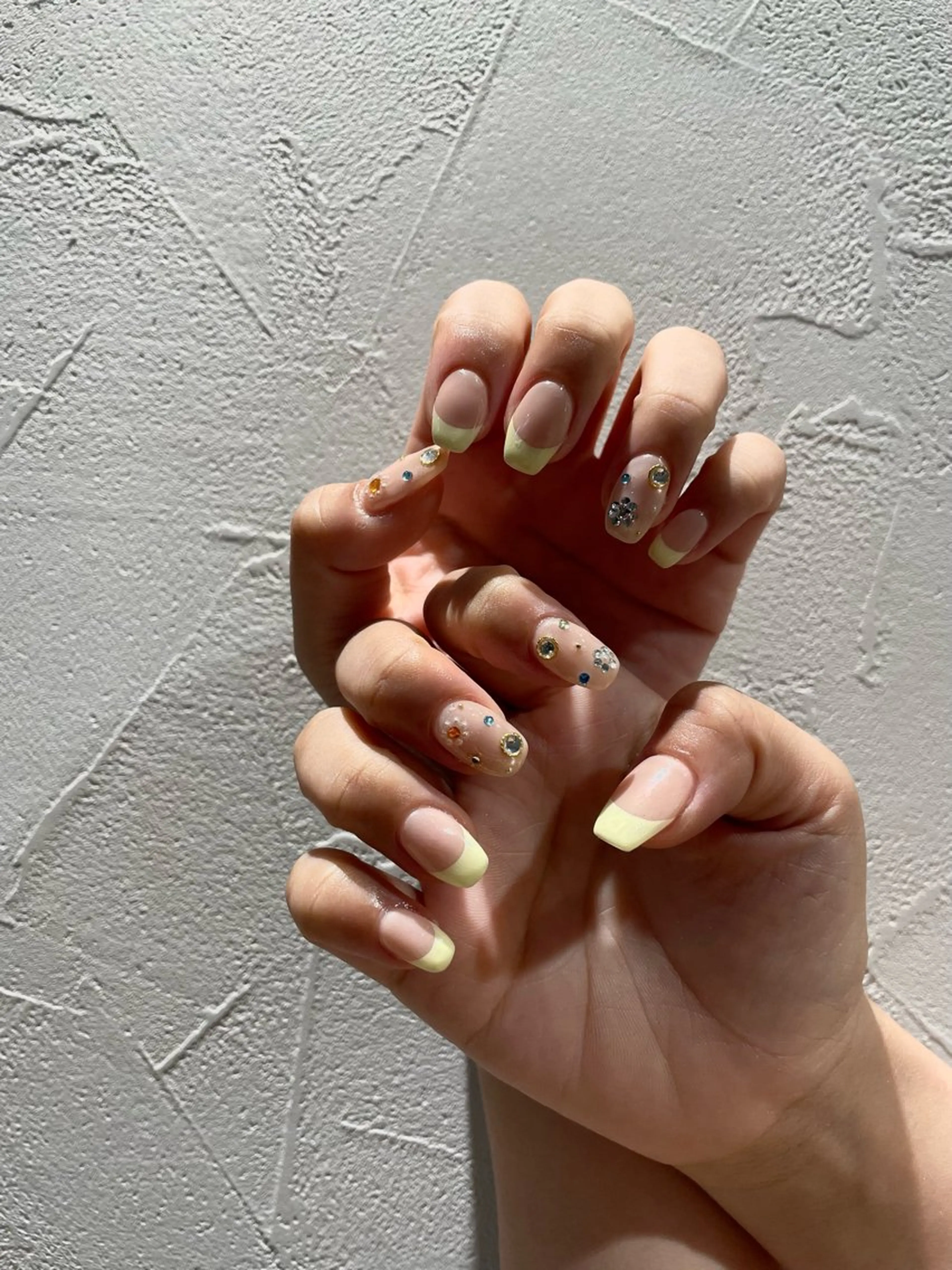 ネイル フレンチネイル ストーンネイル 黄色 ハンドネイル 佐藤 まりえのネイルデザイン