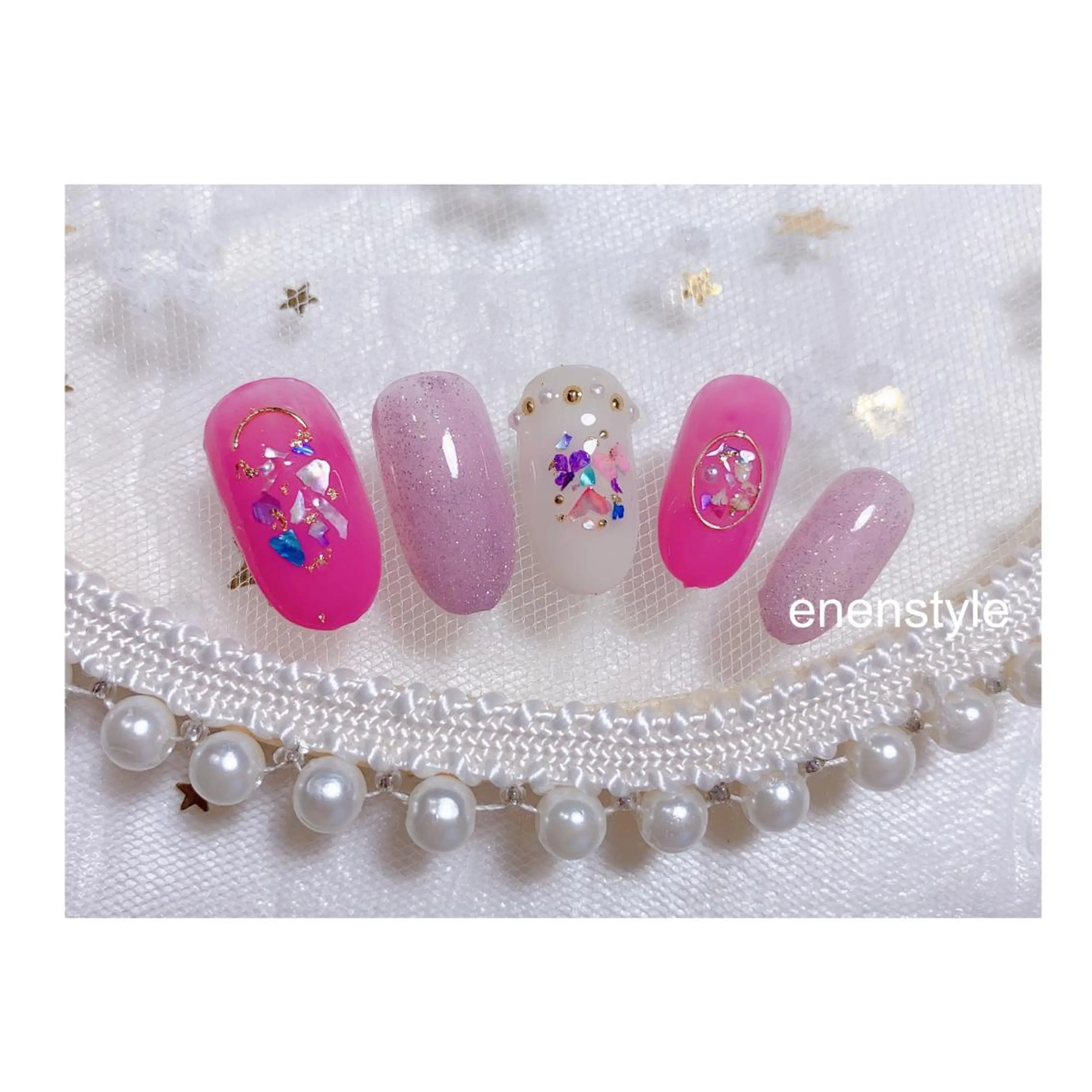ショート ネイル フラワーネイル ジェルネイル ラメ(グリッター) ニュアンスネイル オフィスネイル ハンドネイル 👑enen style👑のネイルデザイン