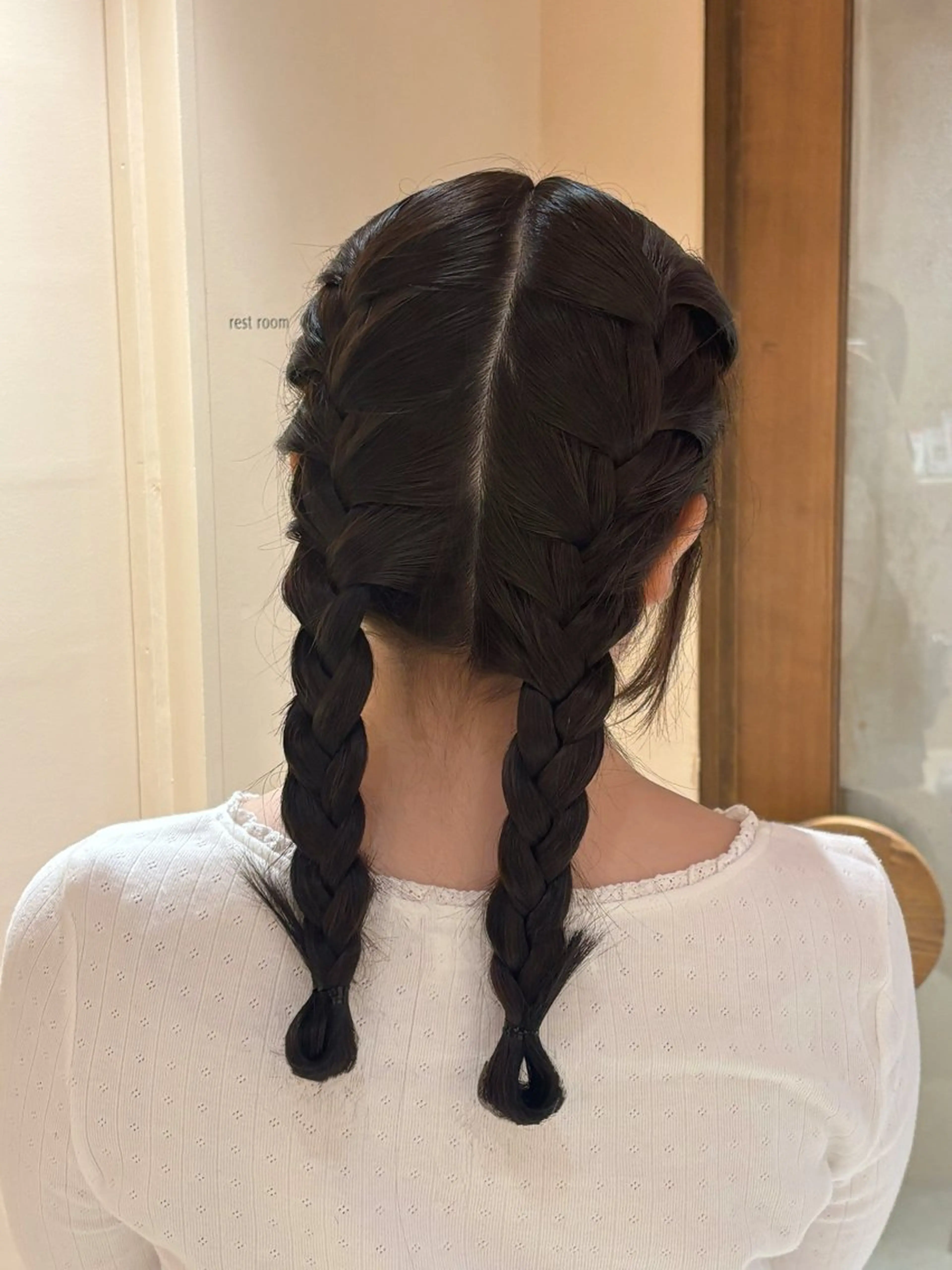 セミロング 𝘬𝘢𝘳𝘪𝘯 . 𝘦𝘮𝘶のヘアスタイル