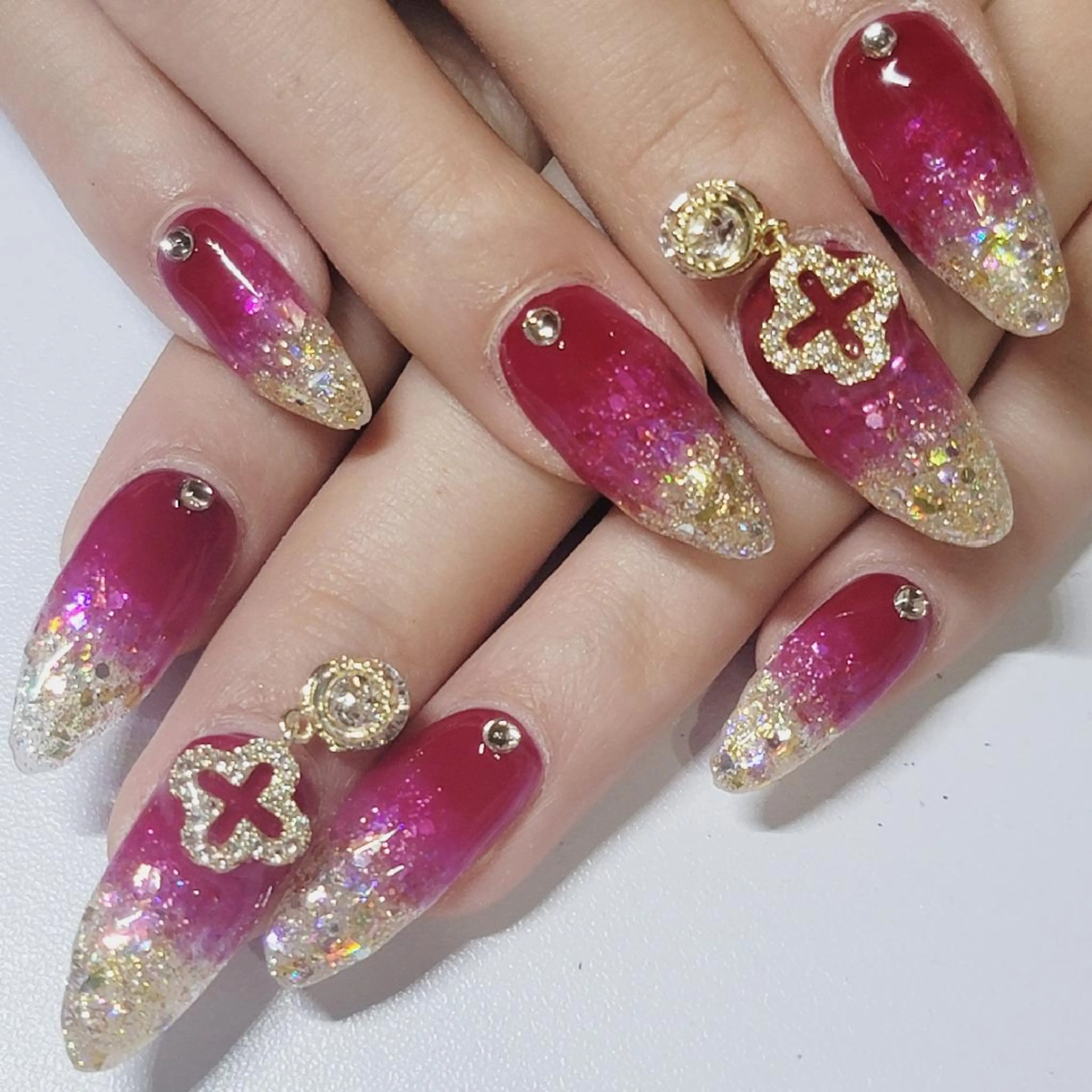 ネイル オーロラネイル ゴールド グラデーション ホログラムネイル ラメ(グリッター) ハンドネイル よしだ ひろきのネイルデザイン