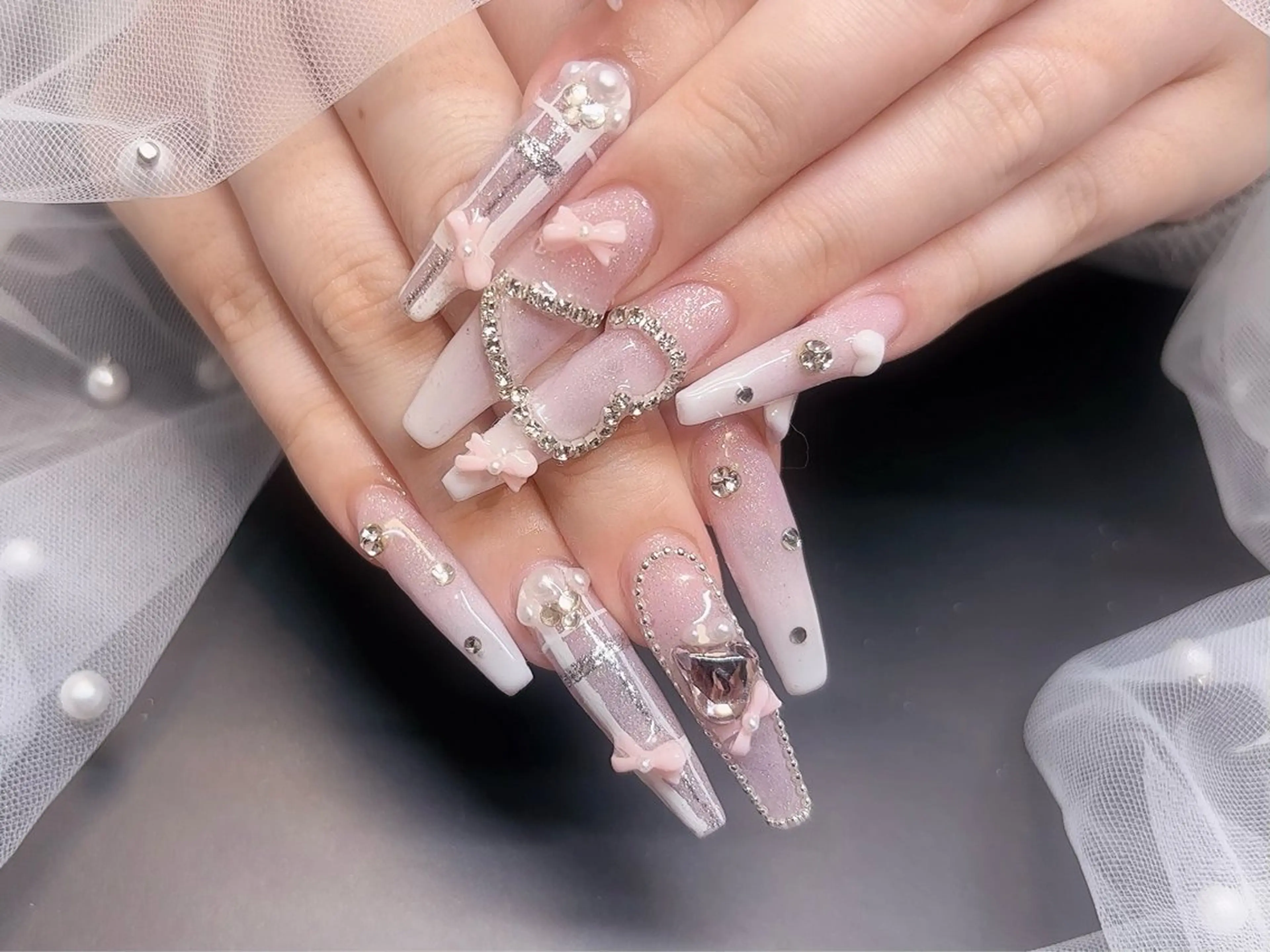 ネイル ガーリー リボン ストーンネイル Y. 🍒maki🍒ྀིのネイルデザイン