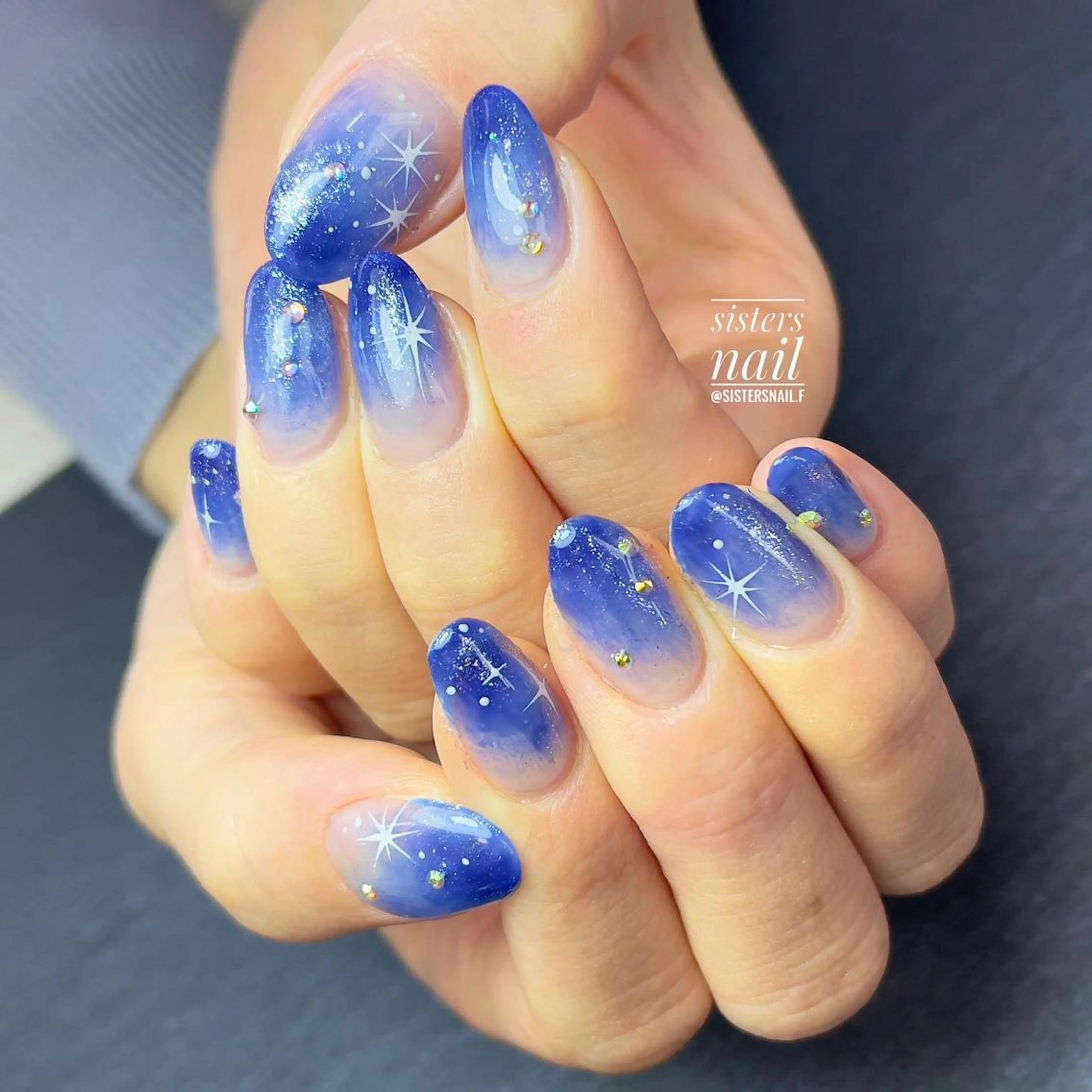 ネイル アートネイル ブルー グラデーション キラキラネイル ニュアンスネイル sisters nail.fのネイルデザイン