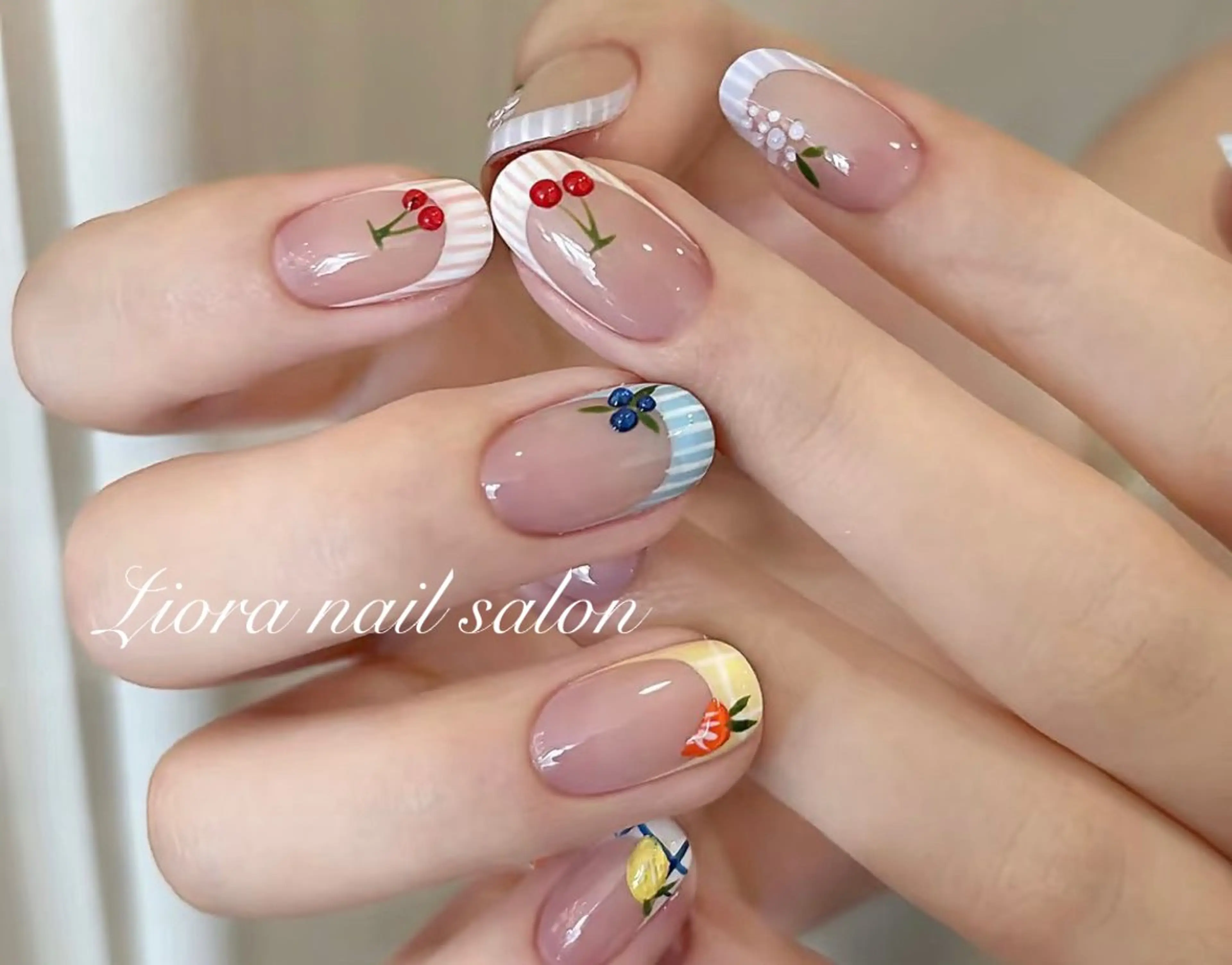 ネイル フレンチネイル ジェルネイル ガーリー グラデーション キラキラネイル ハンドネイル Liora nail スカルプ専門店のネイルデザイン