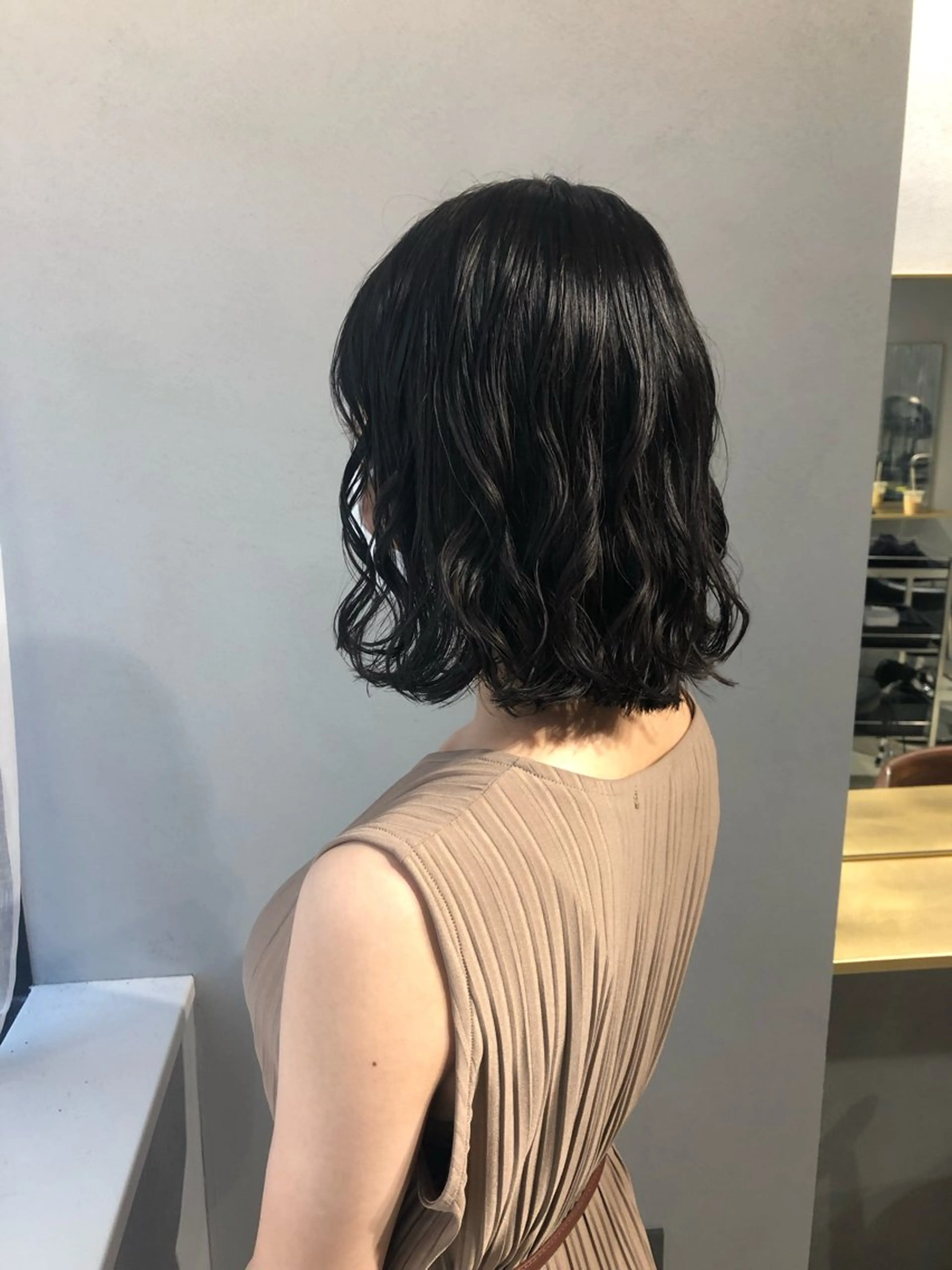 ミディアム パーマ 曲がる縮毛矯正 センターパートのヘアスタイル