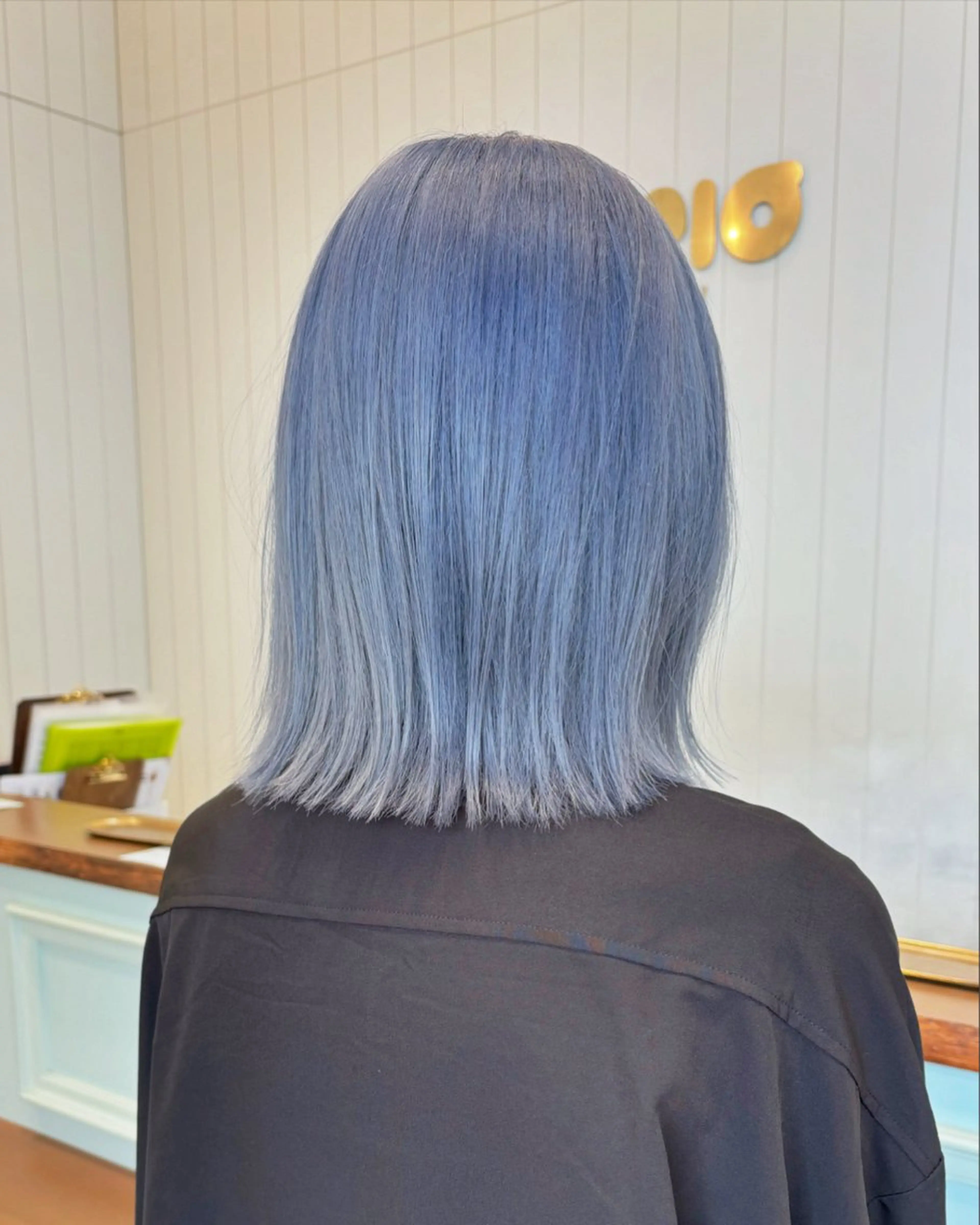 ミディアム カラー ブリーチ ブルーカラー ケアブリーチ ハイトーンカラー ネイビーカラー ケアブリーチ 坪井佑樹のヘアスタイル