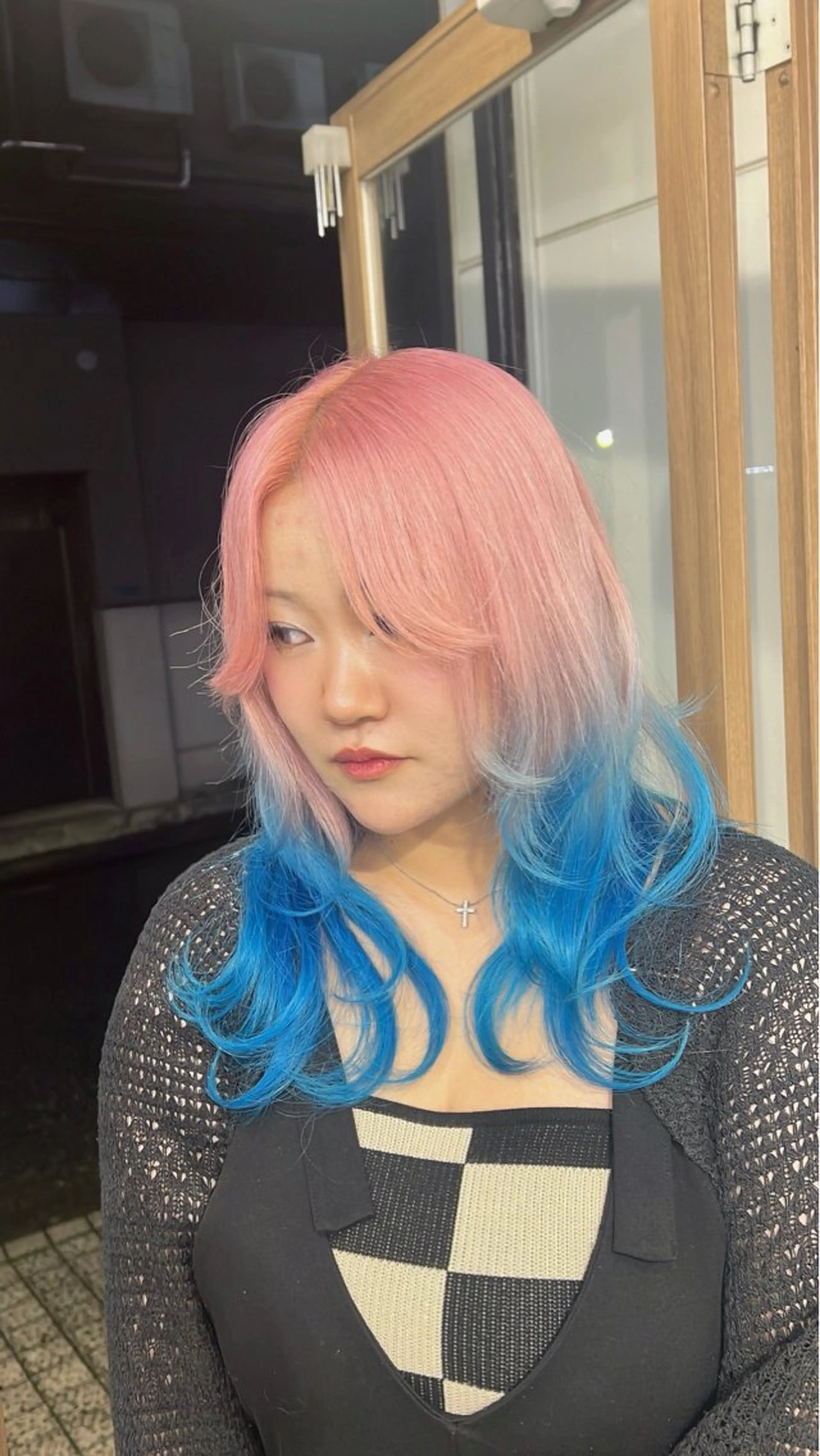 ミディアム カラー グラデーションカラー ピンクカラー ホワイトピンク レイヤーカット ブリーチ毛の縮毛矯正 ハイトーン/岡本智樹のヘアスタイル