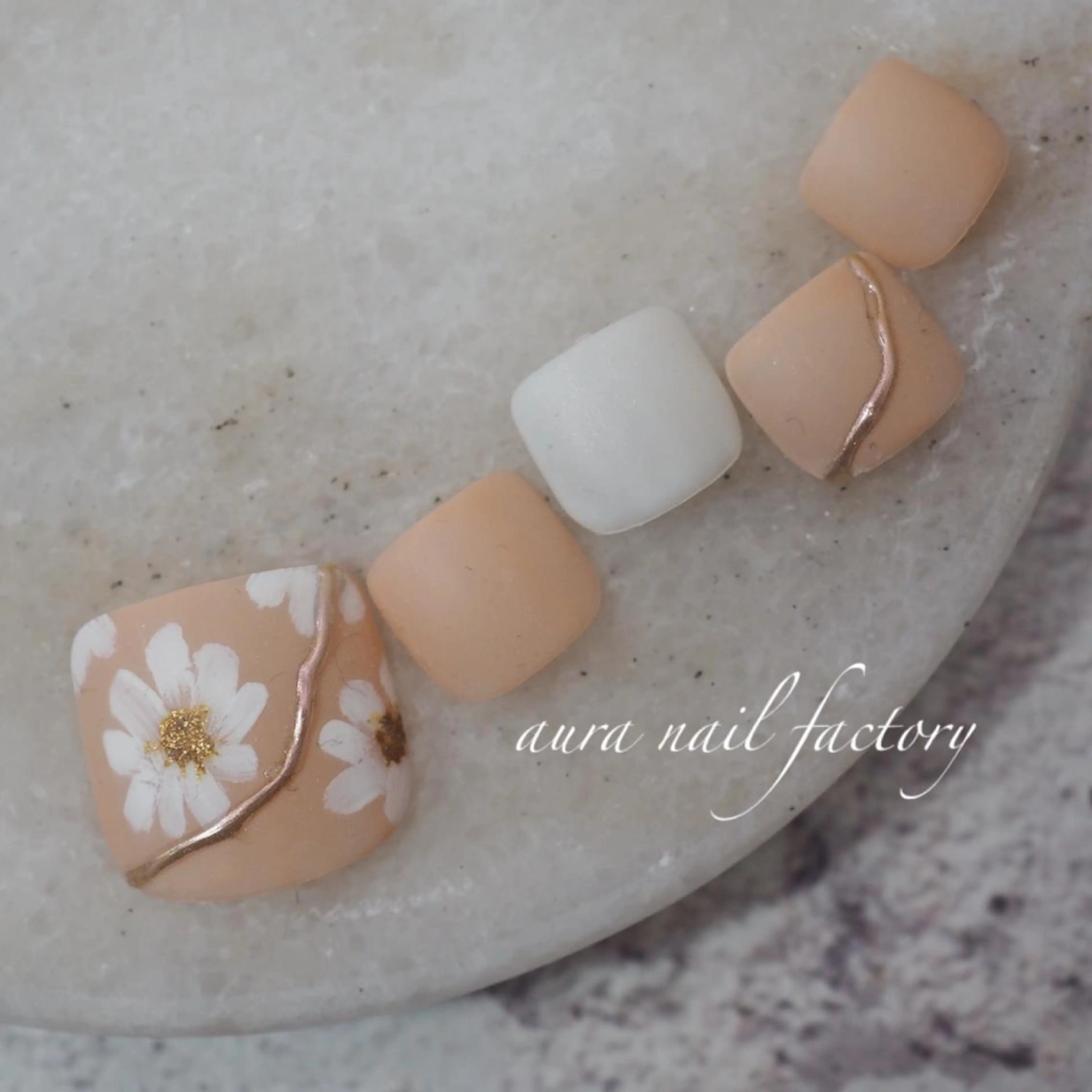 ショート カラー ネイル フラワーネイル フットネイル ミラーネイル ニュアンスネイル 赤羽 aura 深爪を断らない✨のネイルデザイン