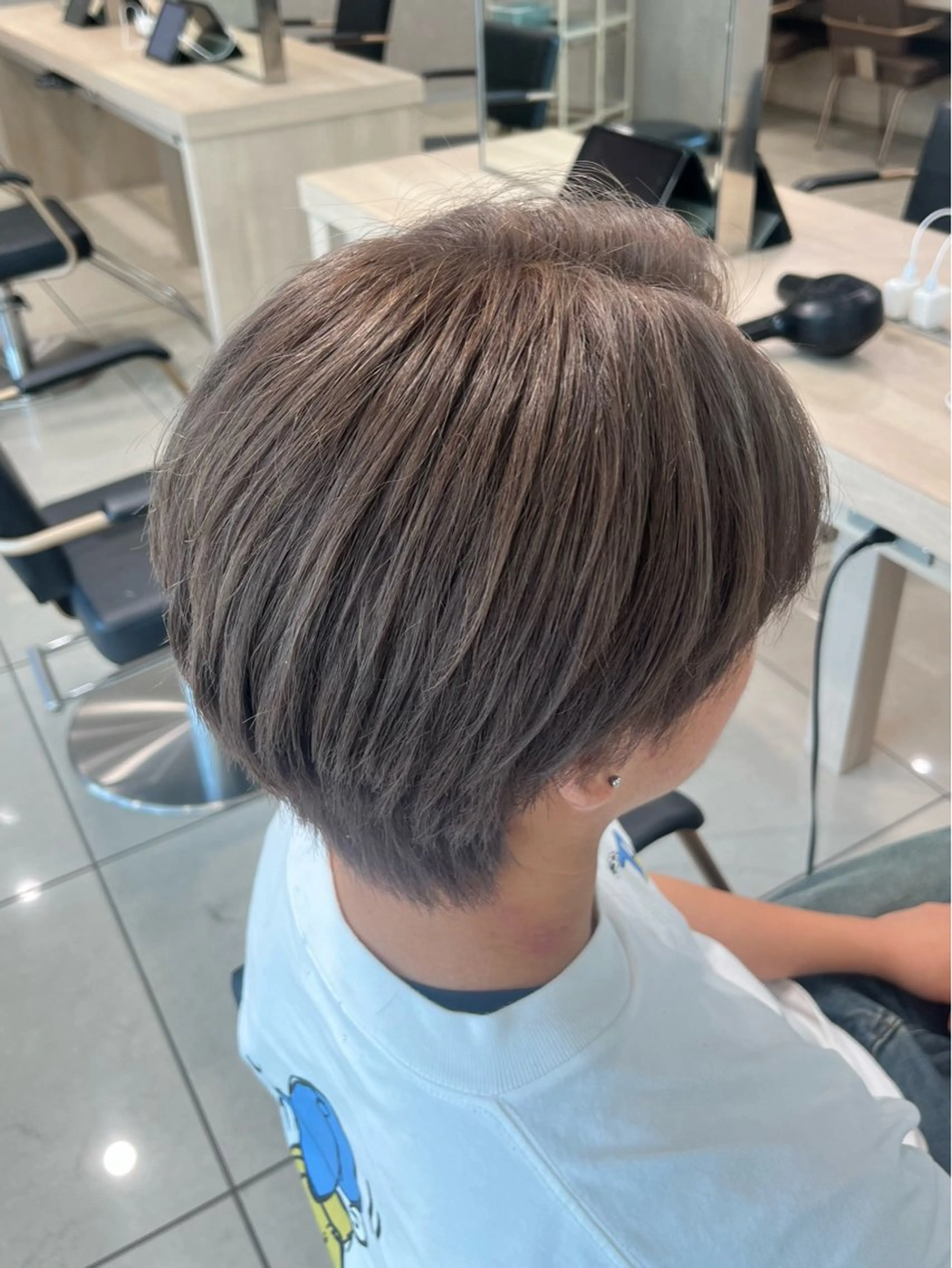 カラー メンズ メンズブリーチ ブリーチ 透明感カラー グレージュ シルバー カット ヘアカラー 巖本 真希のヘアスタイル