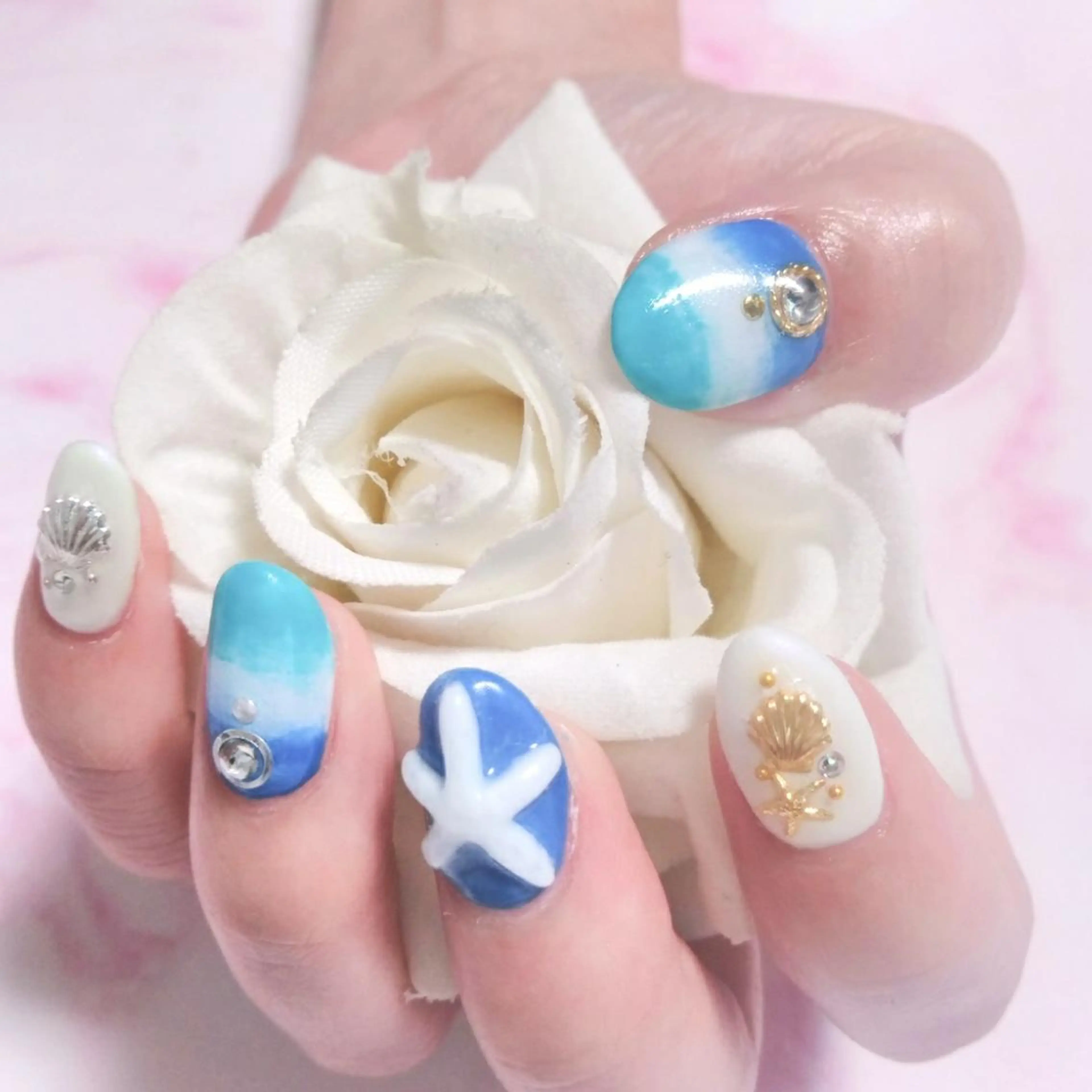 ネイル エステとネイル ローズコンフォートのネイルデザイン