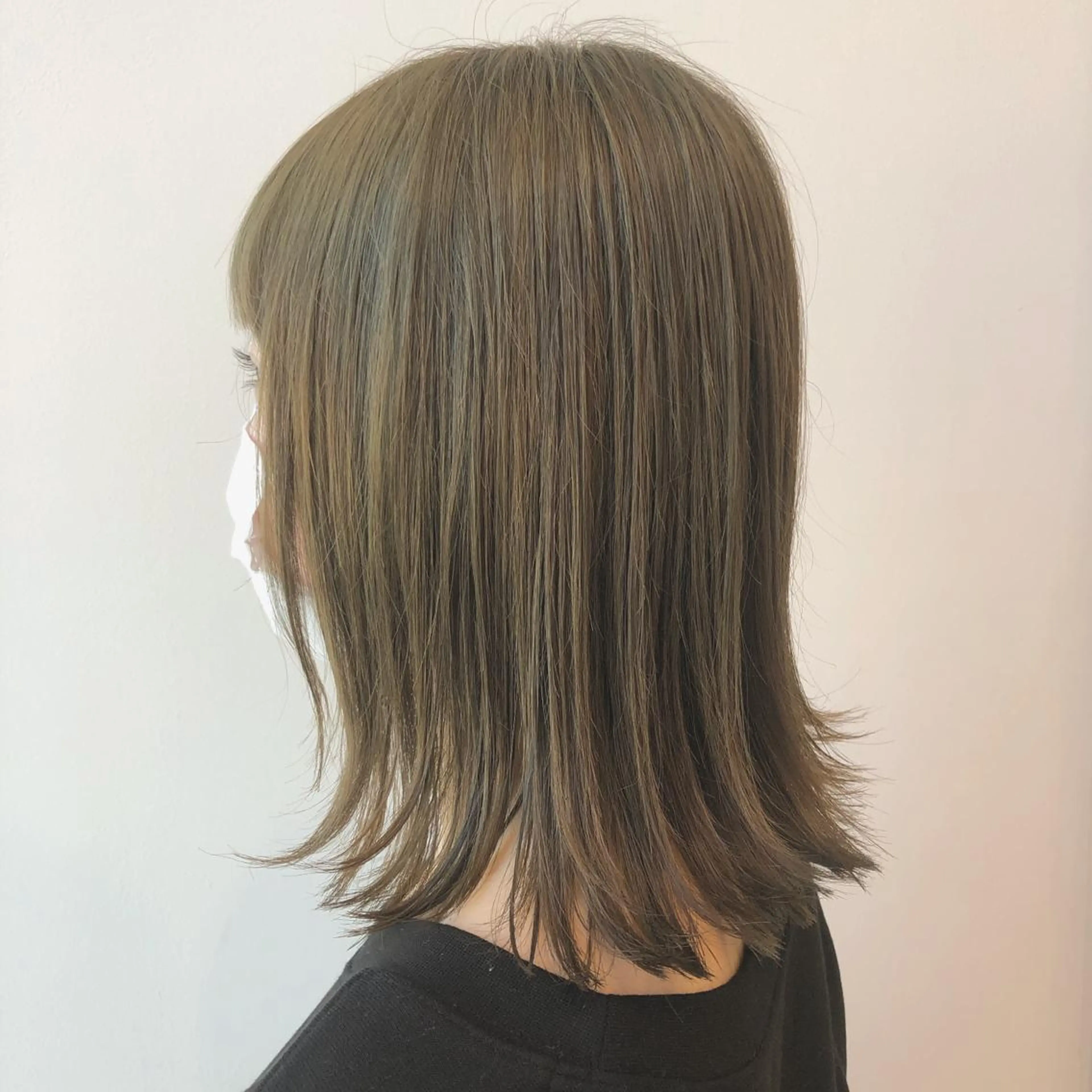 ミディアム カラー ベージュカラー ブリーチ オリーブベージュ ヤマモト マイのヘアスタイル