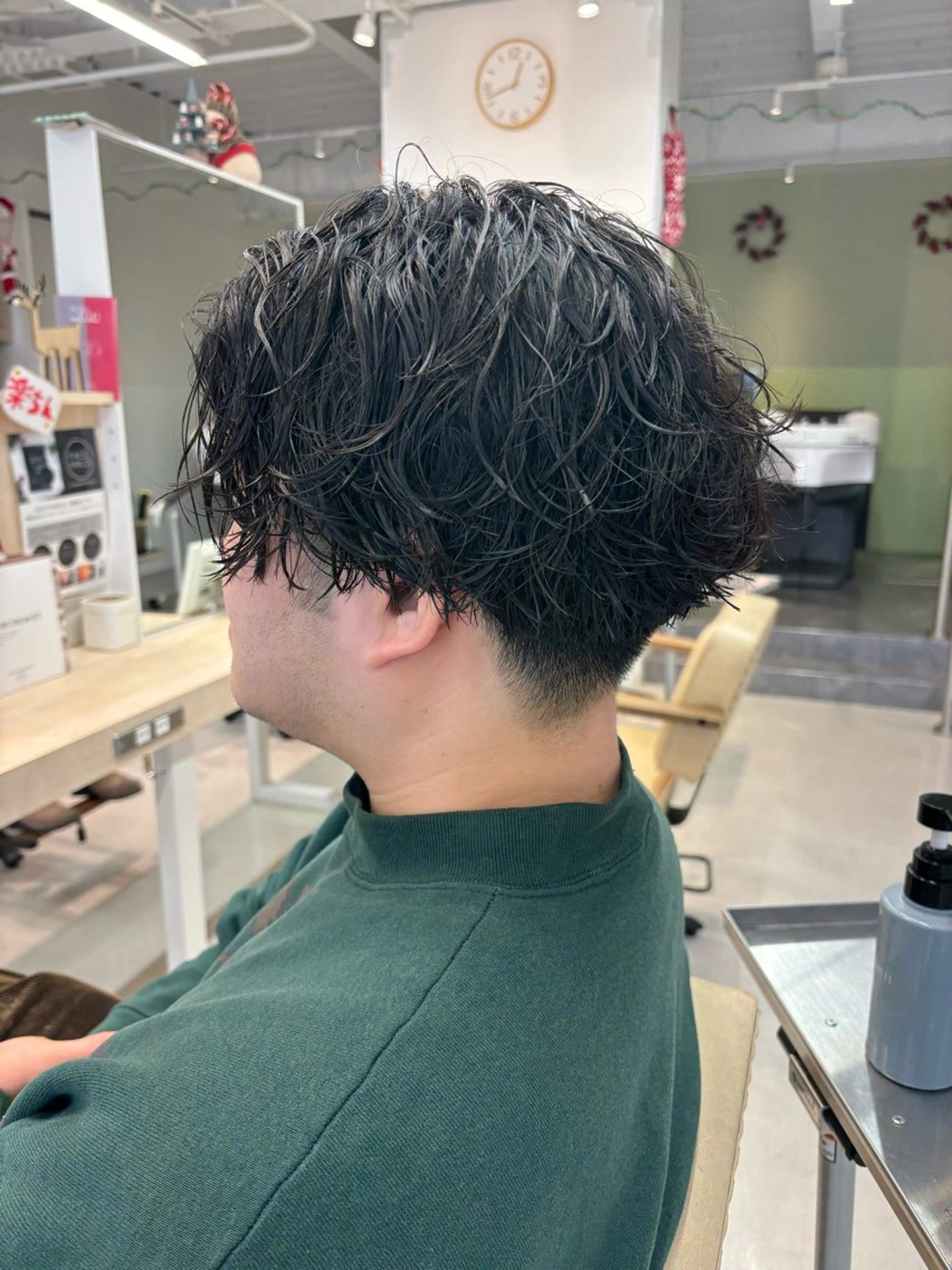 パーマ メンズ ビジネス メンズパーマ スペインカール 波巻きパーマ ニュアンスパーマ ニュアンスパーマ/ フェザー/マッシュのヘアスタイル