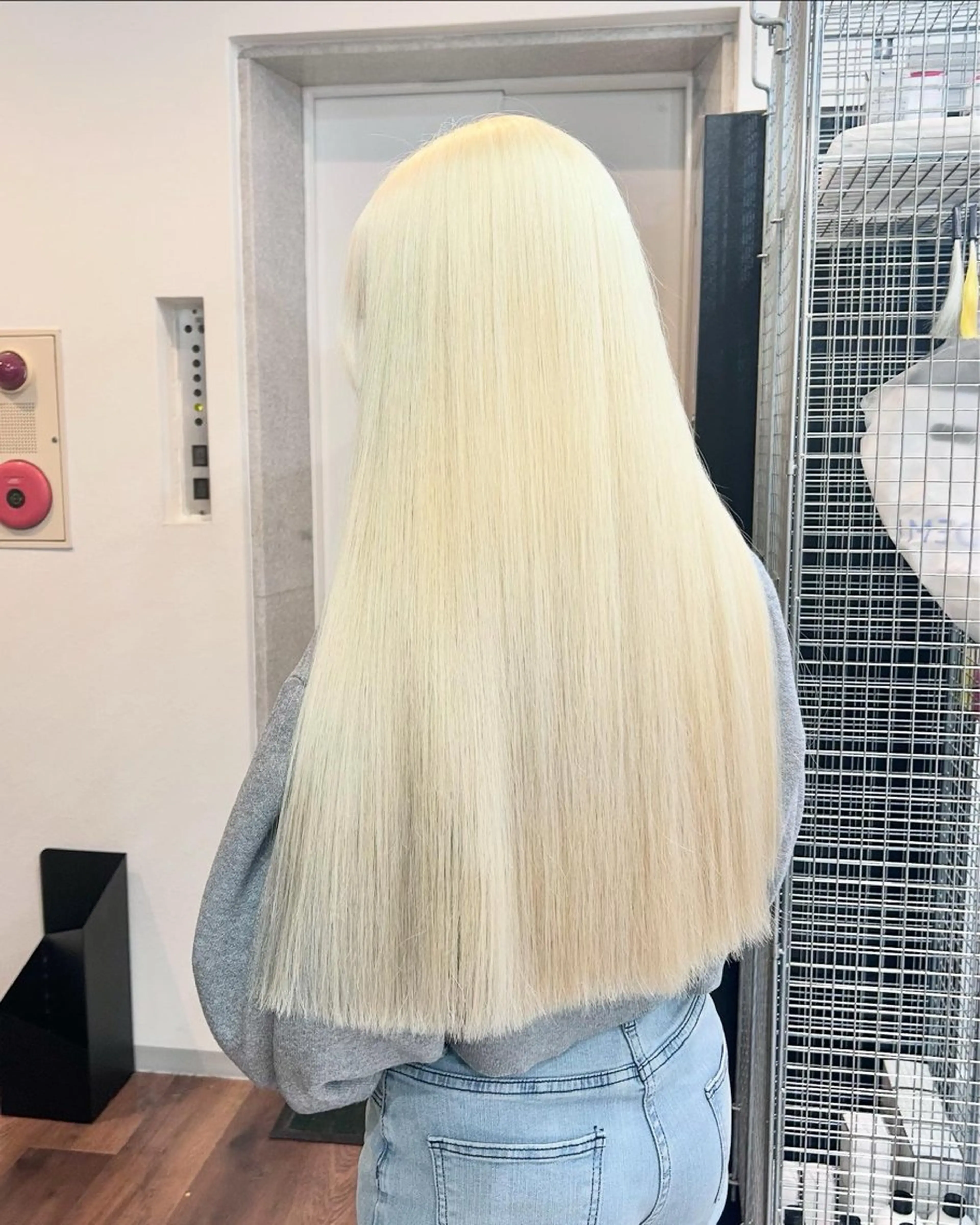 ロング カラー ブリーチ 抜きっぱなしブロンド ブロンド ハイトーンカラー ホワイトブロンド カット ヘアカラー トリートメント 🌸MAYU🌸 ハイトーン➕レイヤーのヘアスタイル