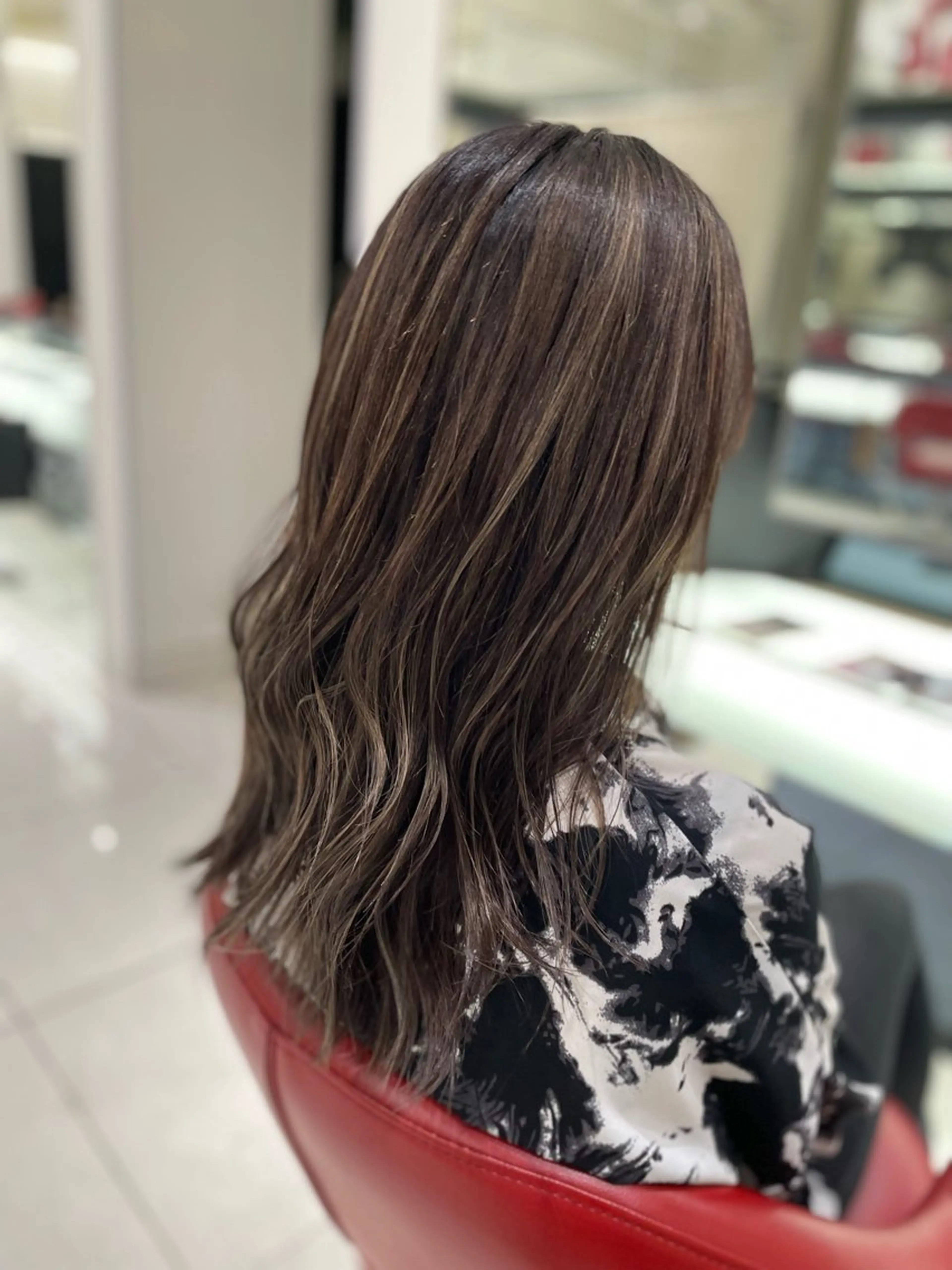 セミロング ハイライト レイヤーカット カット ヘアカラー トップスタイリスト 桂　嵩太のヘアスタイル