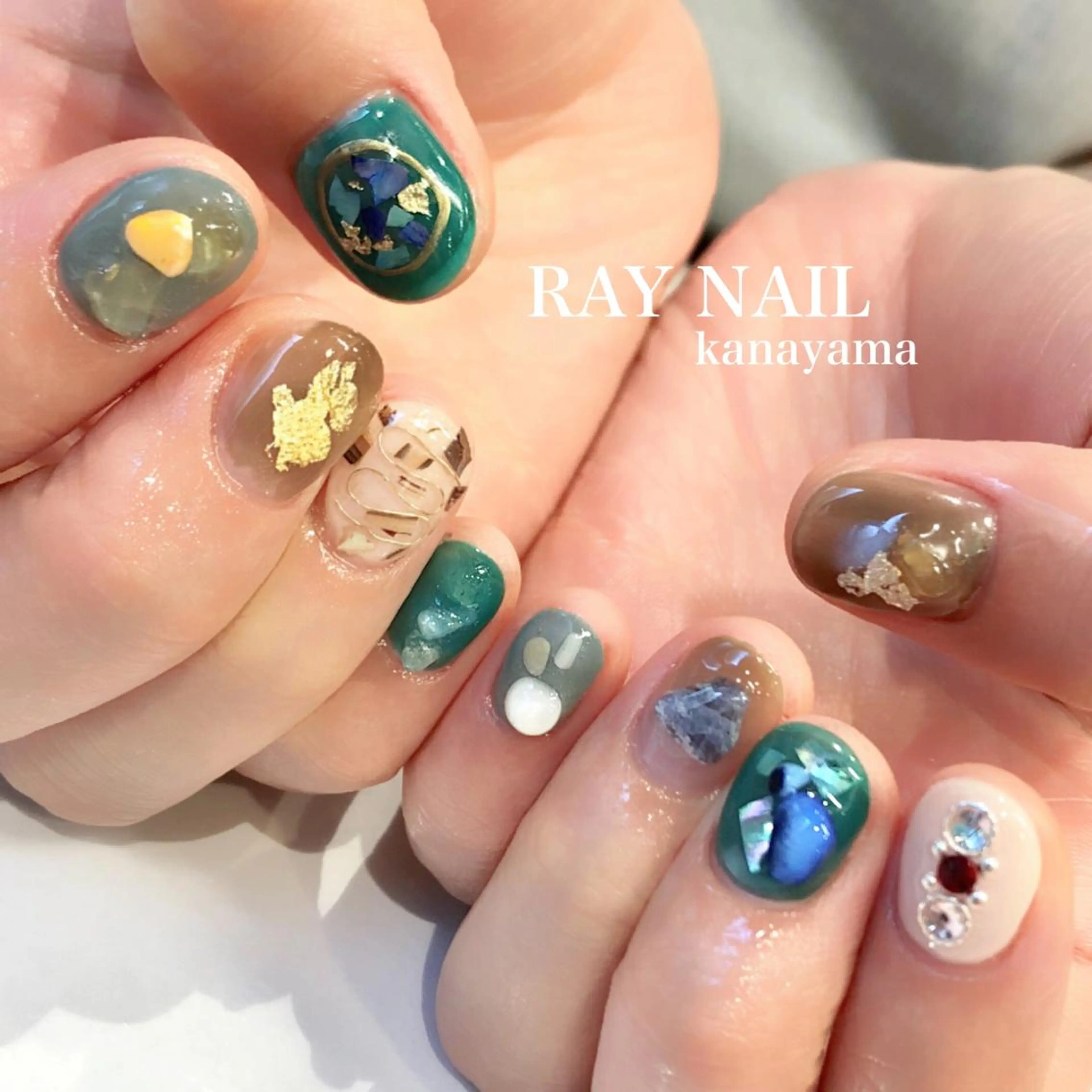 ネイル ブラウン グリーン ニュアンスネイル Arowa 伊田のネイルデザイン