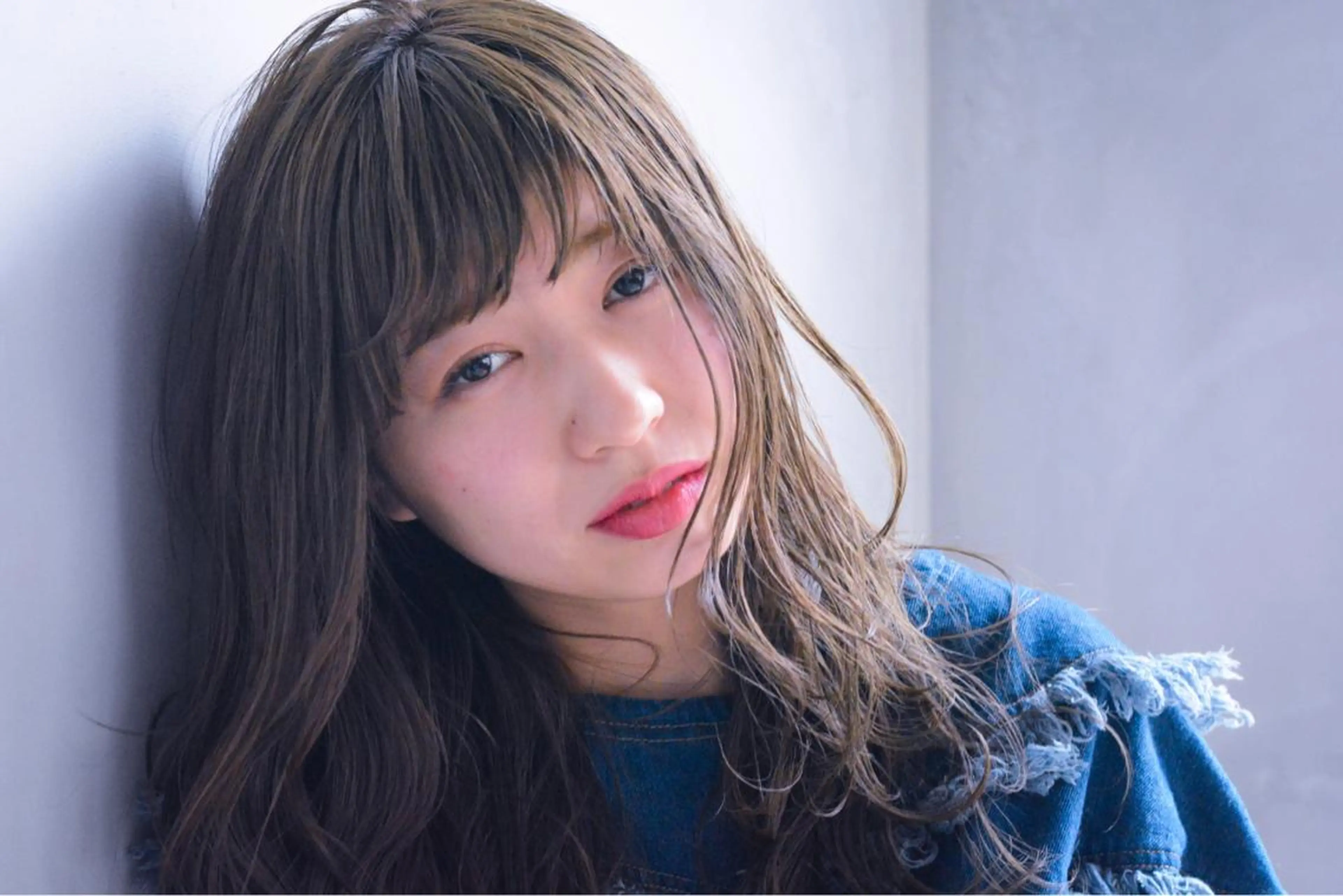 セミロング カラー 顔まわりレイヤー デザインカットのヘアスタイル