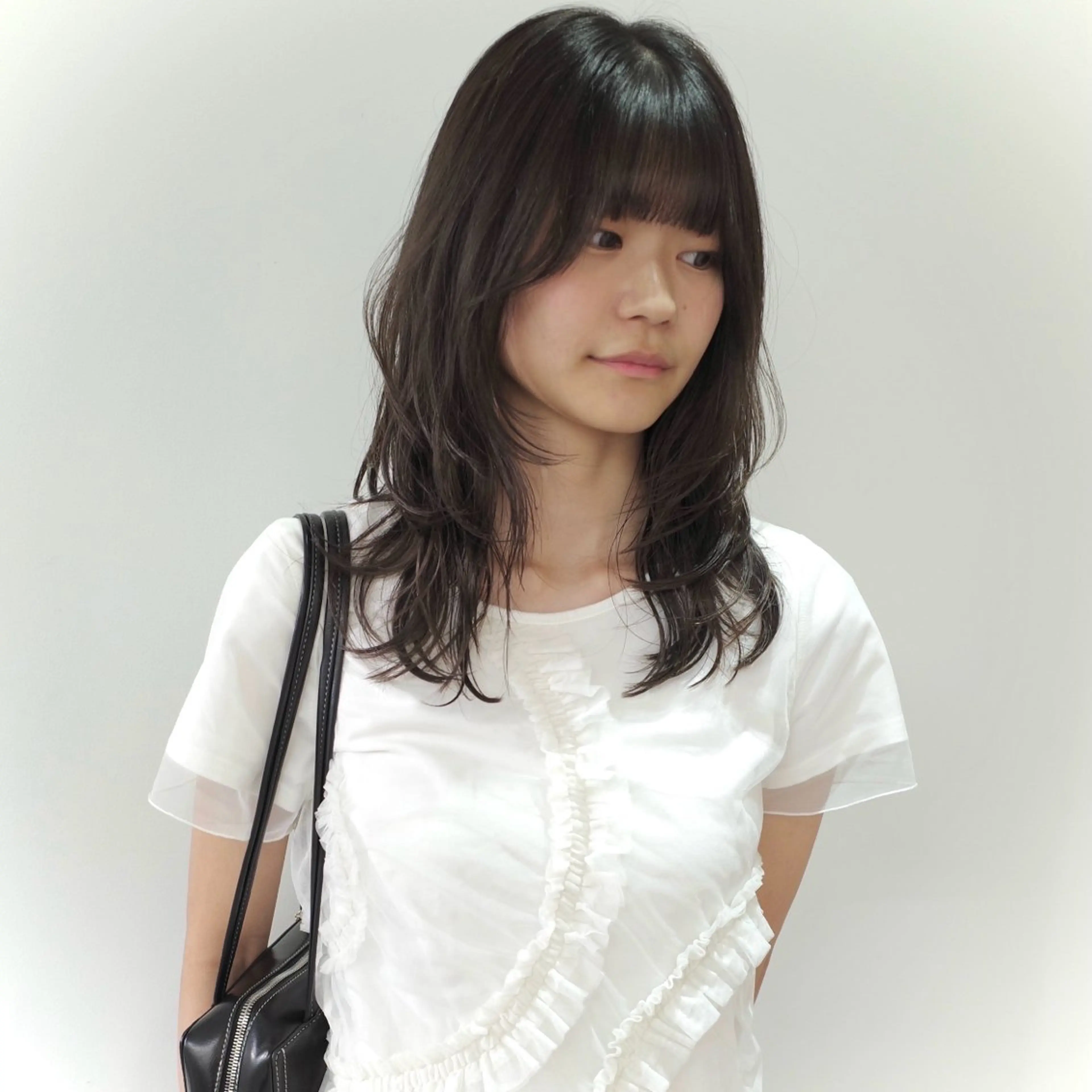 ミディアム パーマ 顔まわりレイヤー 顔周りカット ハッシュカット レイヤーカット ストレートパーマ カット トリートメント nonoka オリーブ/レイヤーのヘアスタイル