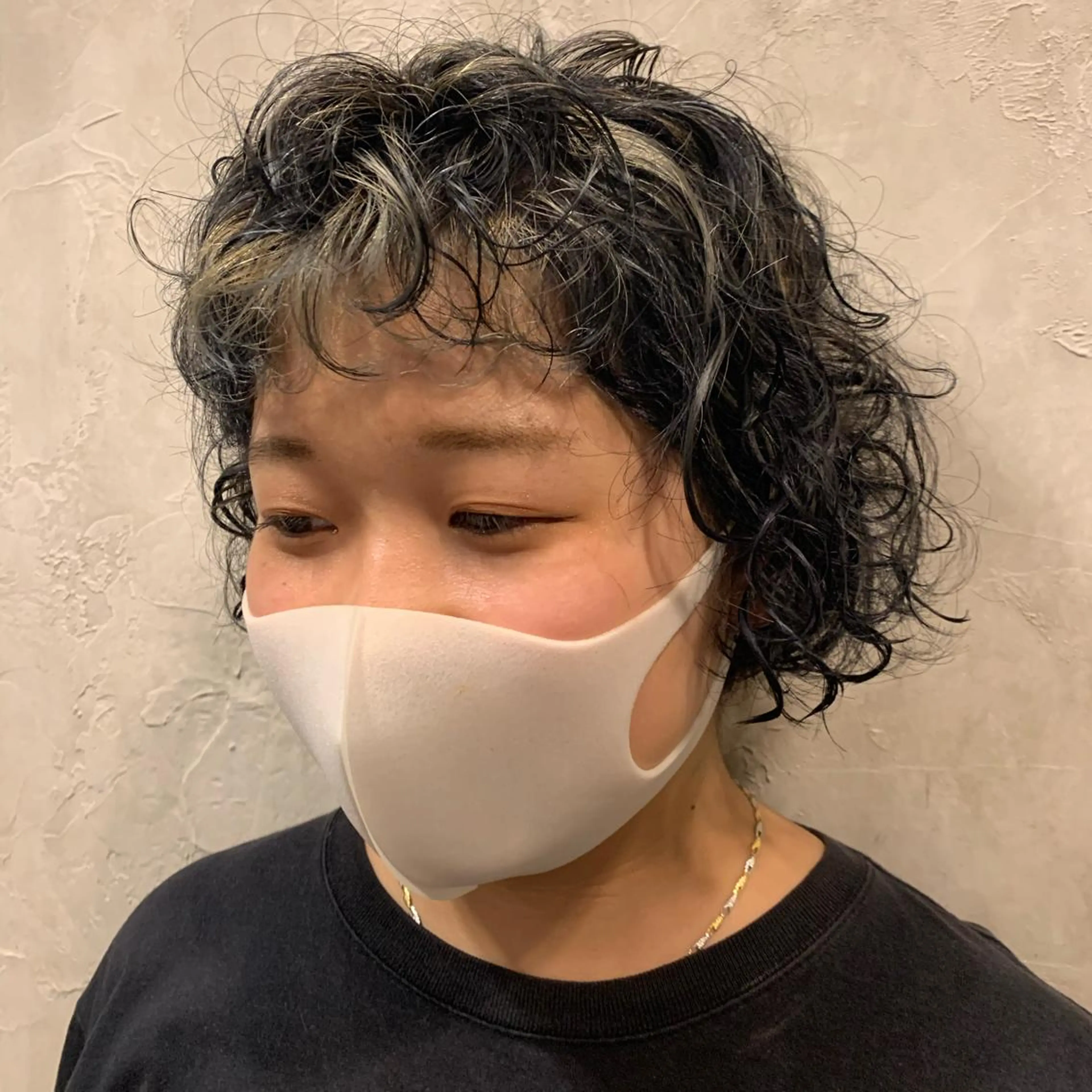 ショート パーマ ハイライト スパイラルパーマ ウルフ、レイヤー 、メンズカットSHOのヘアスタイル