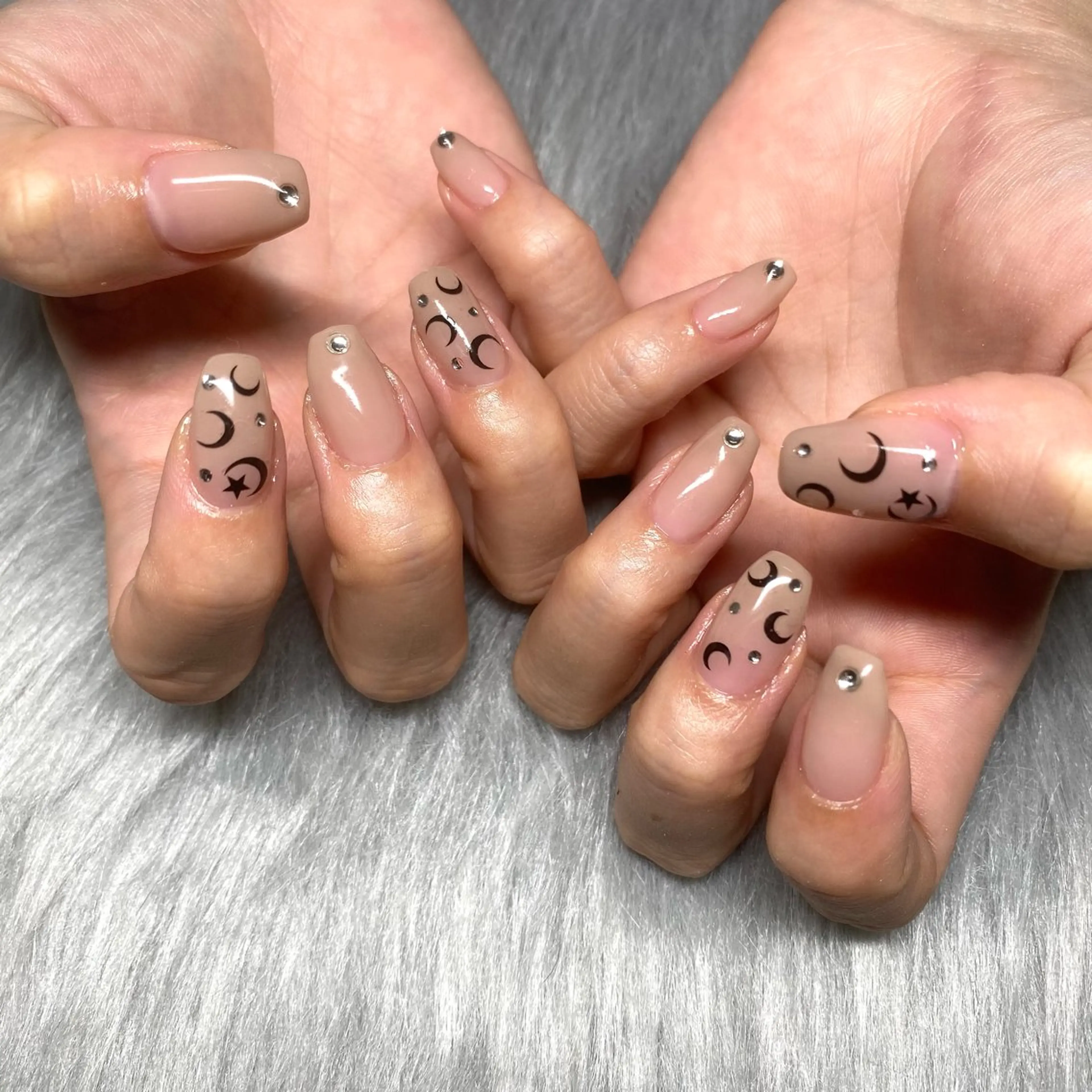 ネイル ストーンネイル y's beauty 京橋店のネイルデザイン