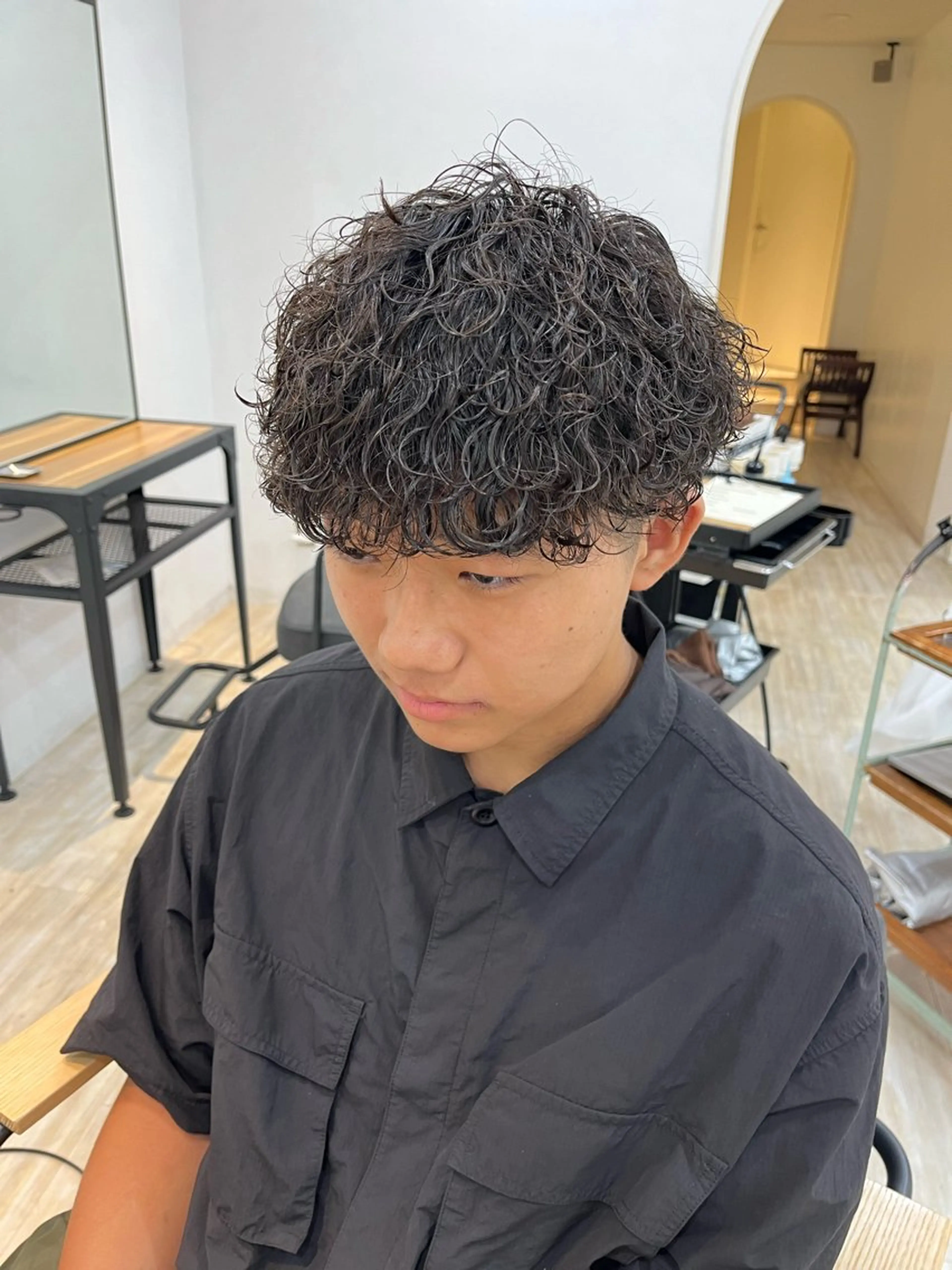 ミディアム パーマ メンズ ミディアムパーマ メンズパーマ プードルパーマ 波巻きパーマ プードルパーマ 嵯峨 大地／パーマ／ ハード系／特殊系のヘアスタイル