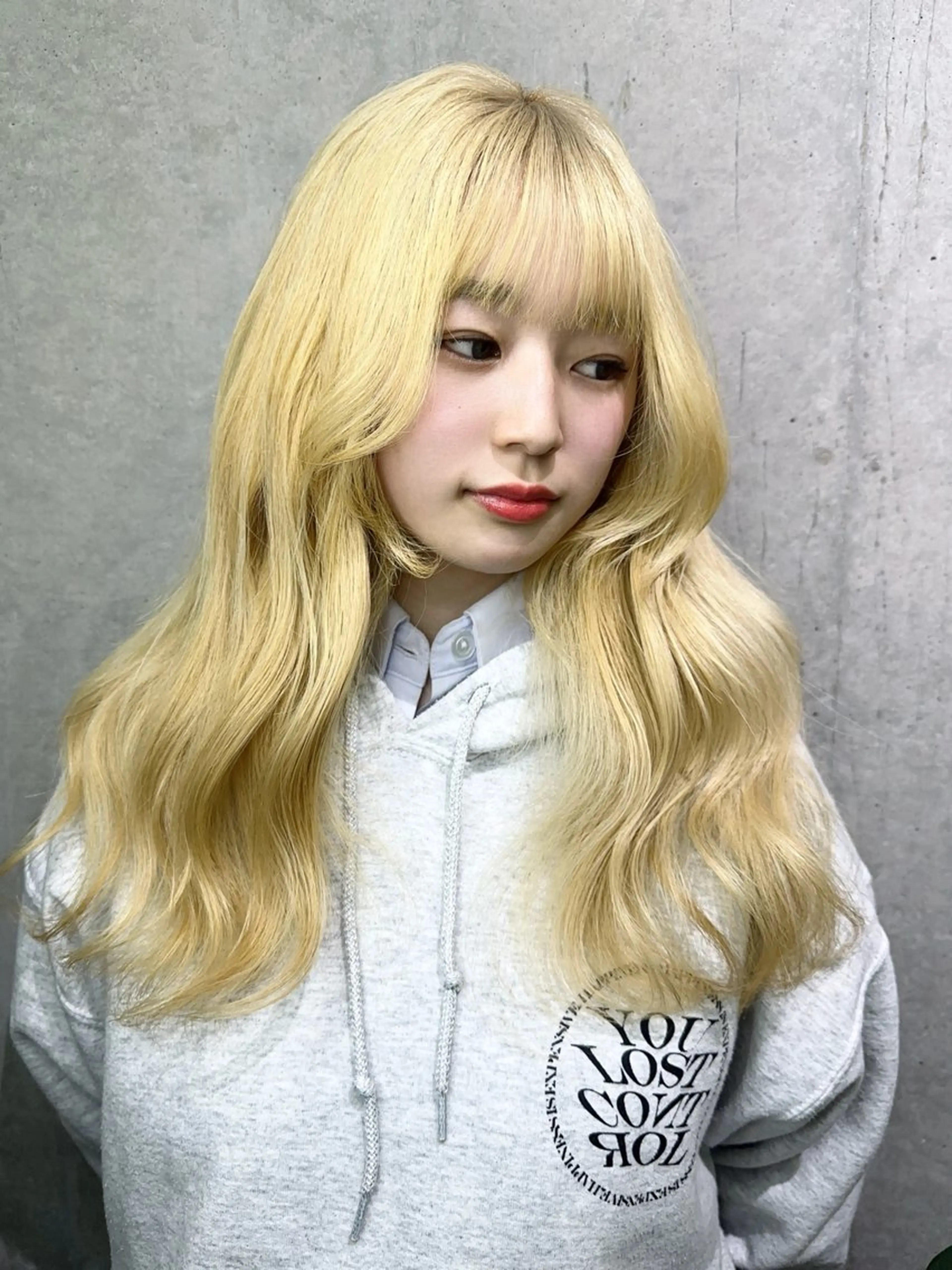 セミロング カラー 抜きっぱなしブロンド ブロンド ヘアカラー 名古屋のピンク好き かずくん🦩のヘアスタイル