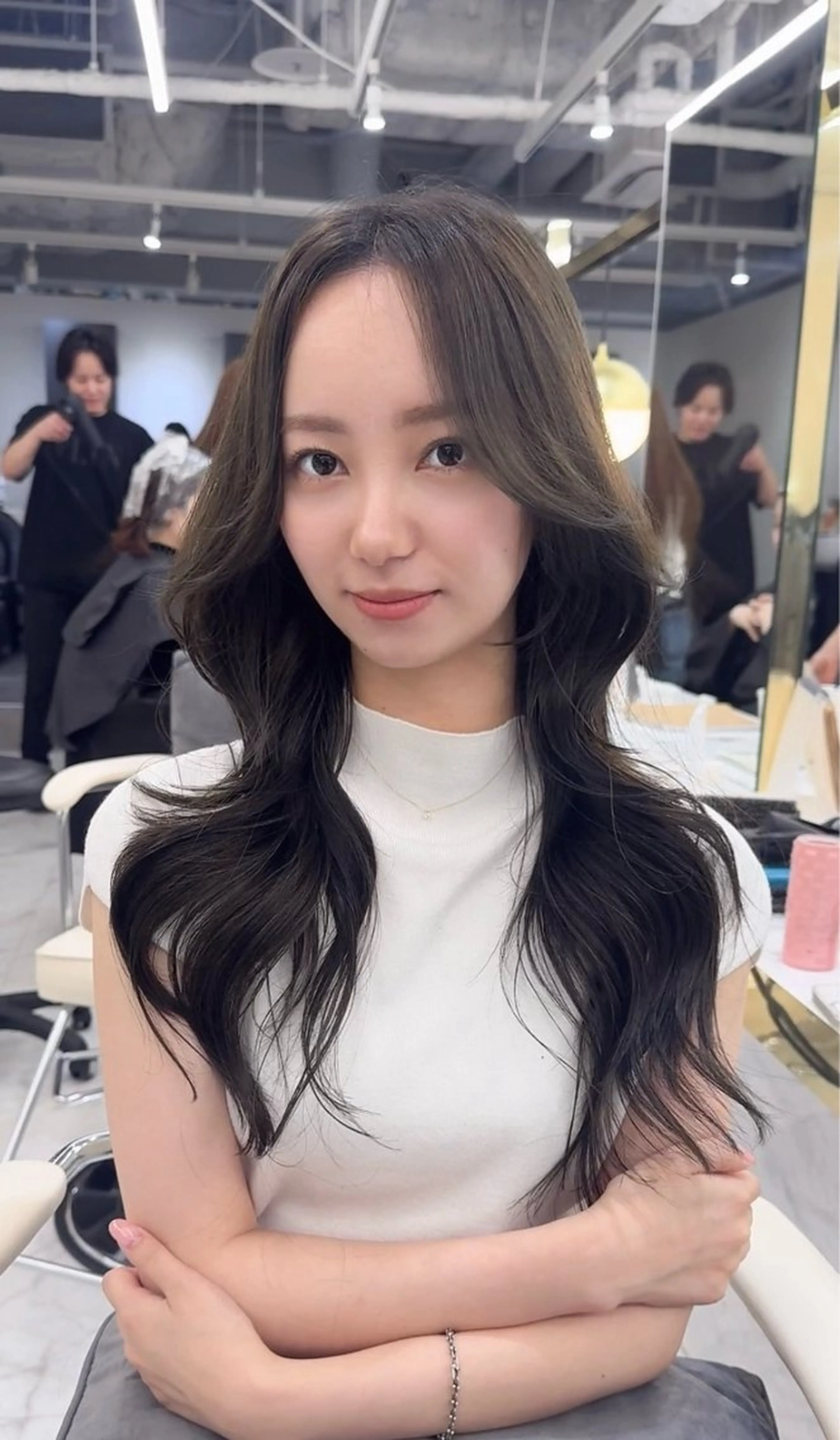 ロング カラー ヘアアレンジ くびれヘア 顔周りカット くびれレイヤー レイヤーカット レイヤーカット🤍 RINAのヘアスタイル