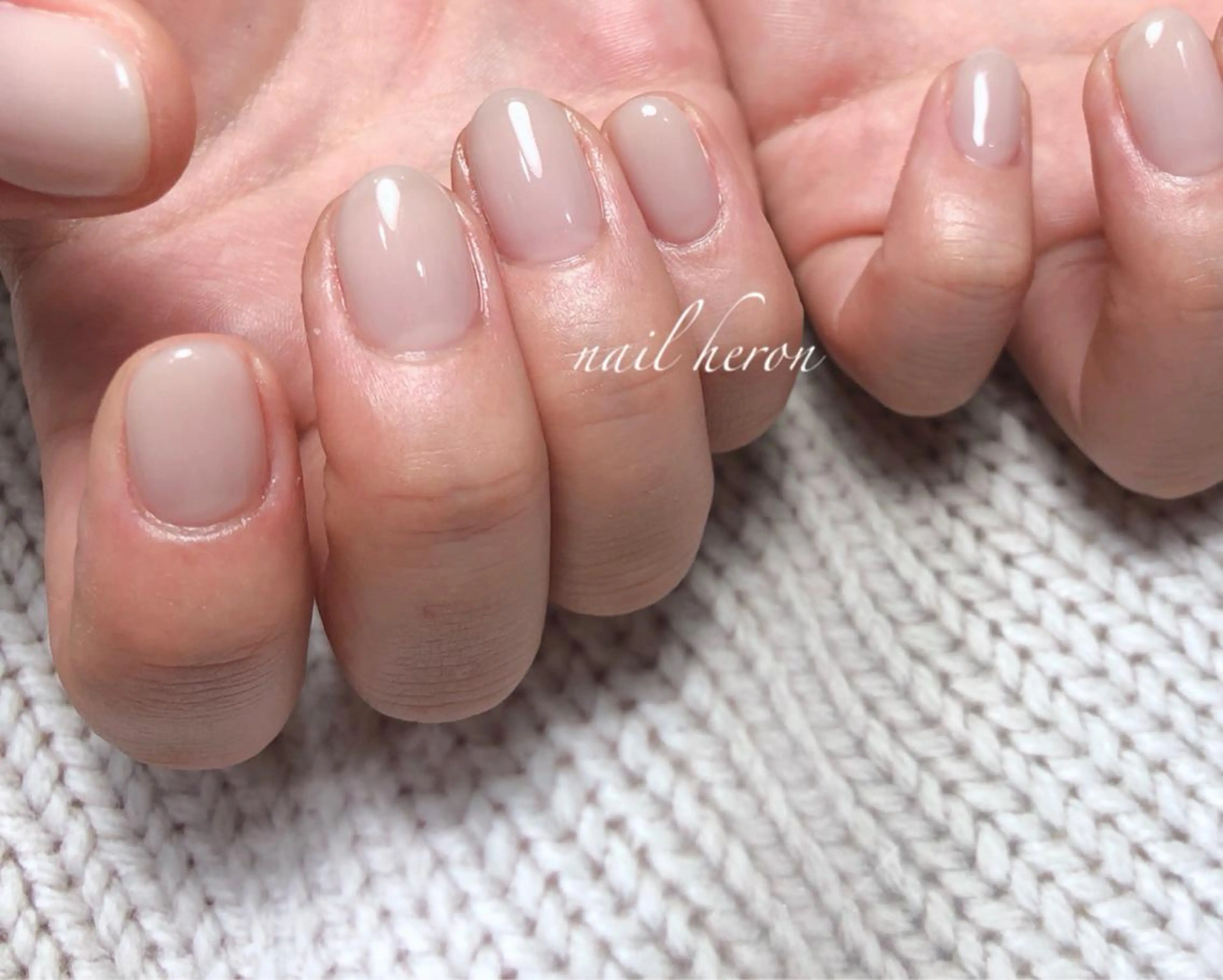ネイル ホワイト ハンドネイル saki_ nail heronのネイルデザイン