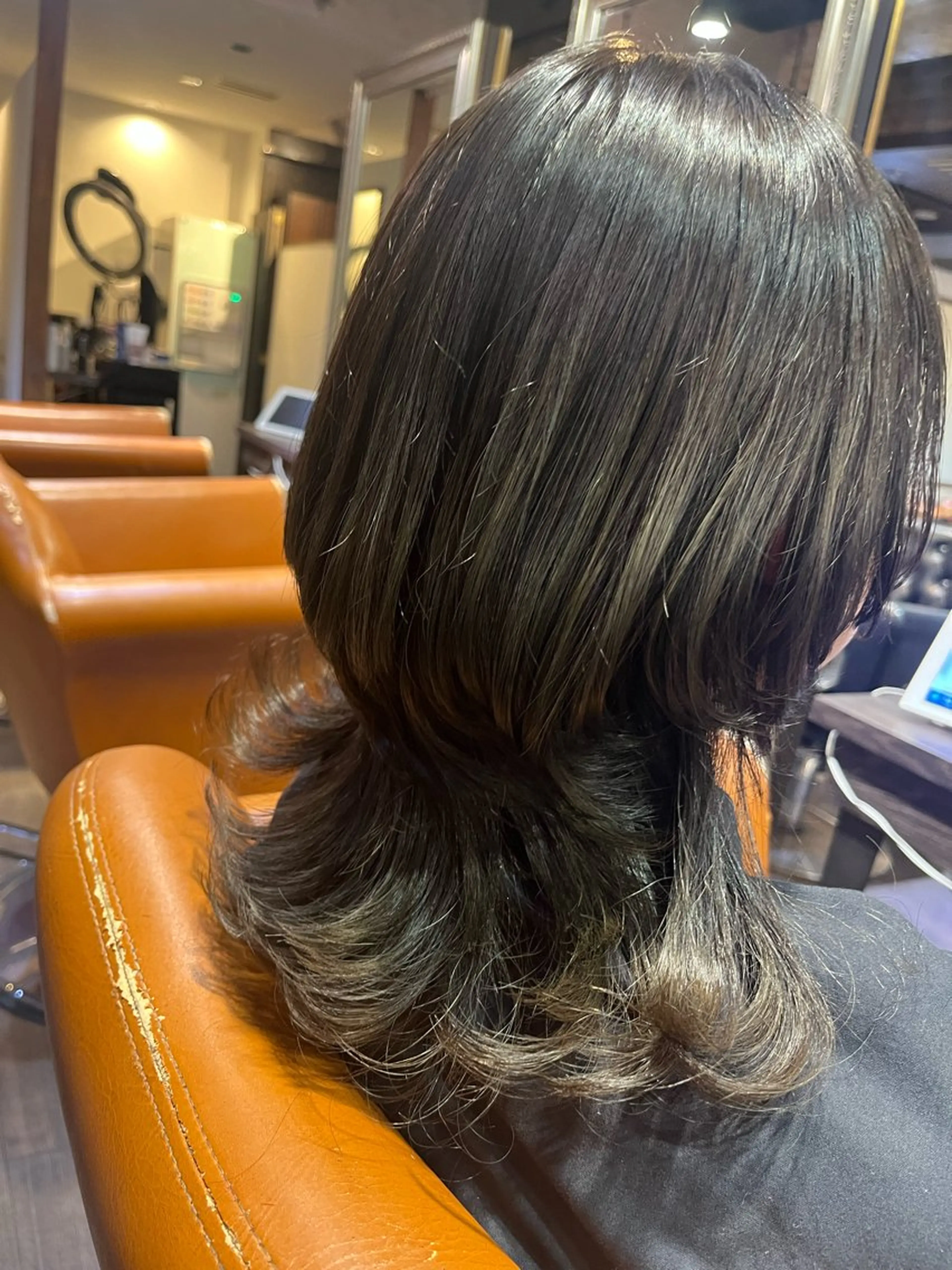 セミロング ウルフカット 小泉 ゆあのヘアスタイル