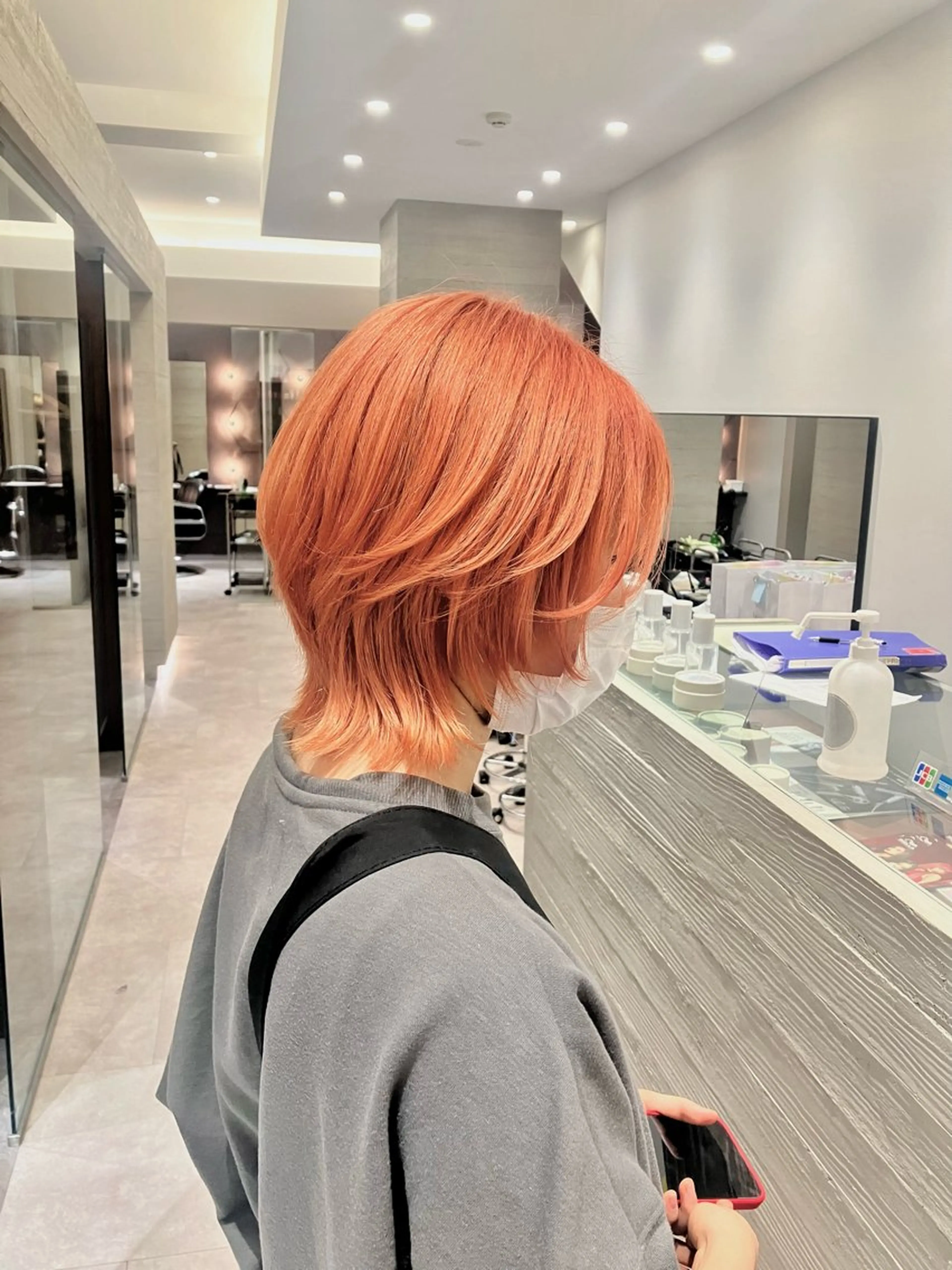 ショート カラー オレンジ ウルフカット カット ヘアカラー サキ🤍ハイトーン 🩰くびれ巻きヘアのヘアスタイル