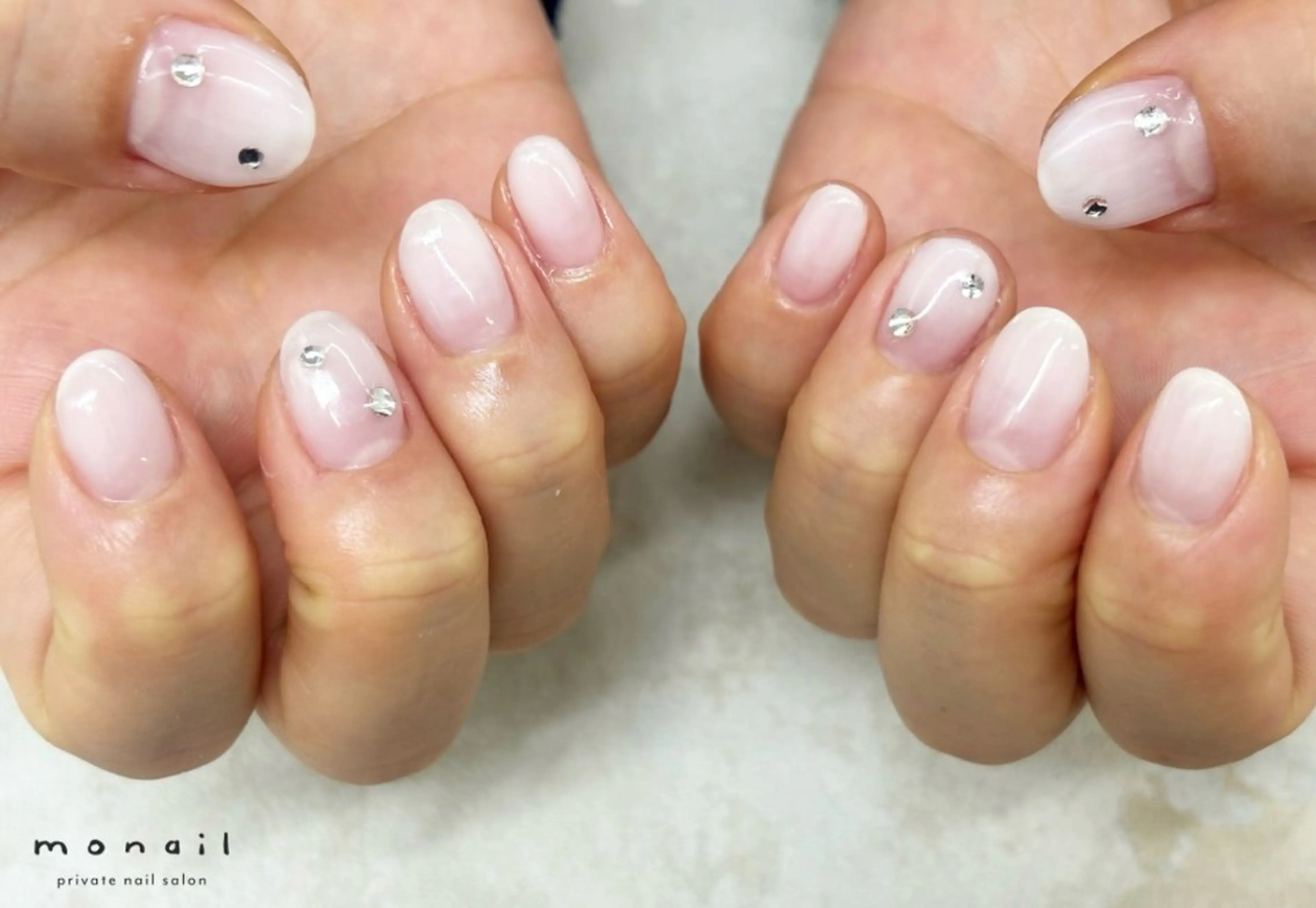 ネイル グラデーション ストーンネイル ハンドネイル private nail monail所属・nail salon monailのネイルデザイン