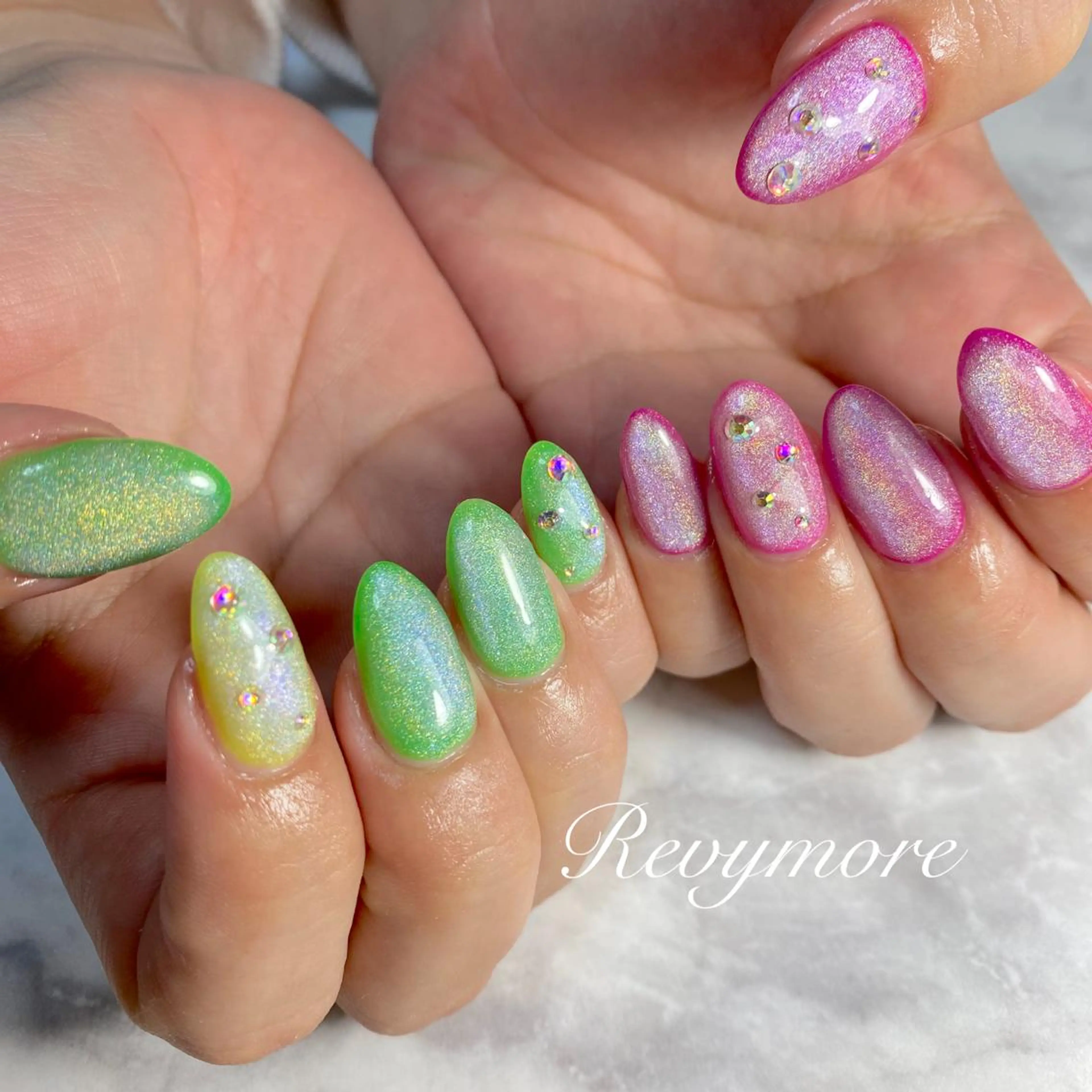 ミディアム ネイル 韓国風ヘア ジェルネイル キラキラネイル 韓国ネイル マグネットネイル nail salon Revymoreのネイルデザイン