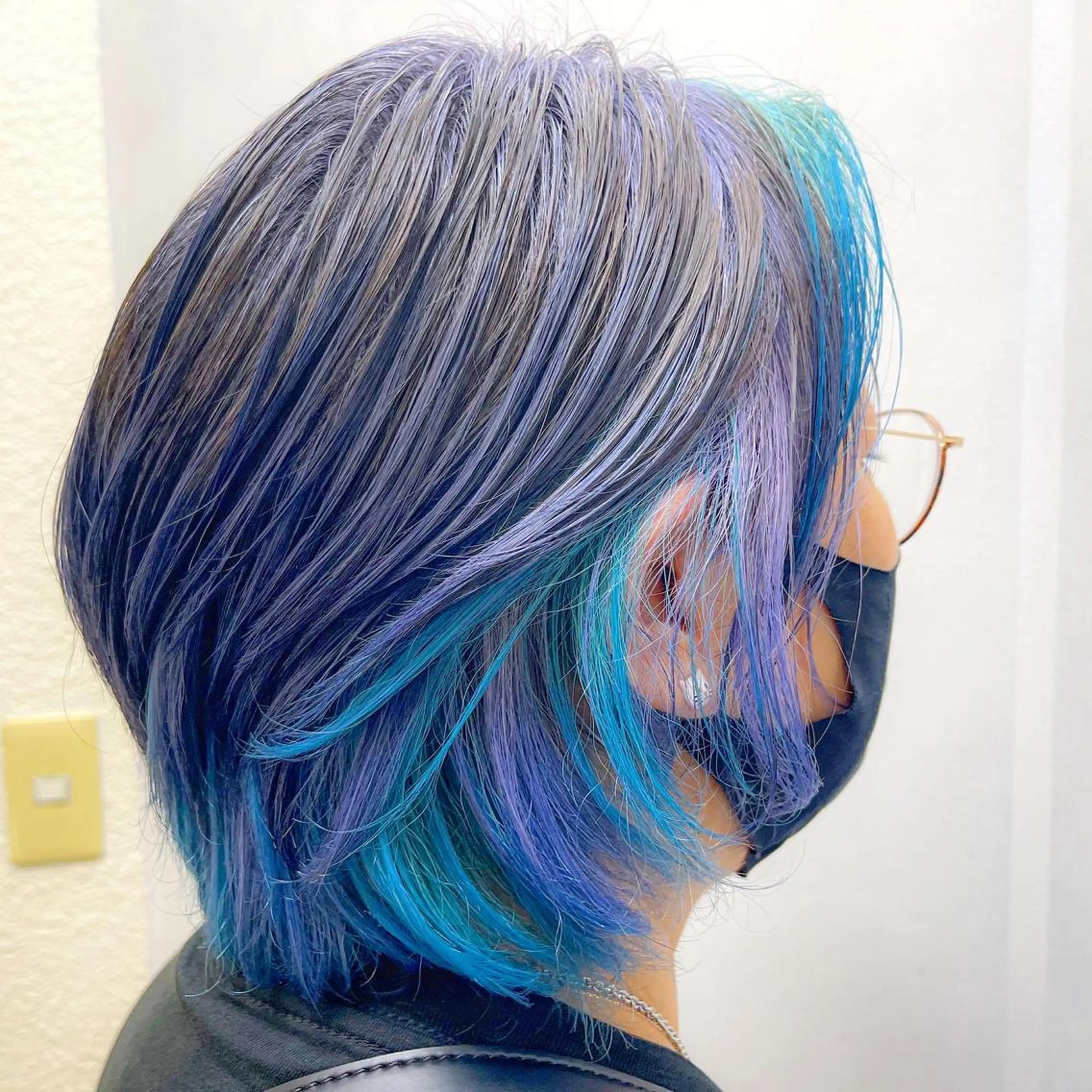 ショート カラー ブリーチ ブルーカラー ケアブリーチ ダブルカラー インナーカラー OAK溝の口 𖠋SHINYAのヘアスタイル