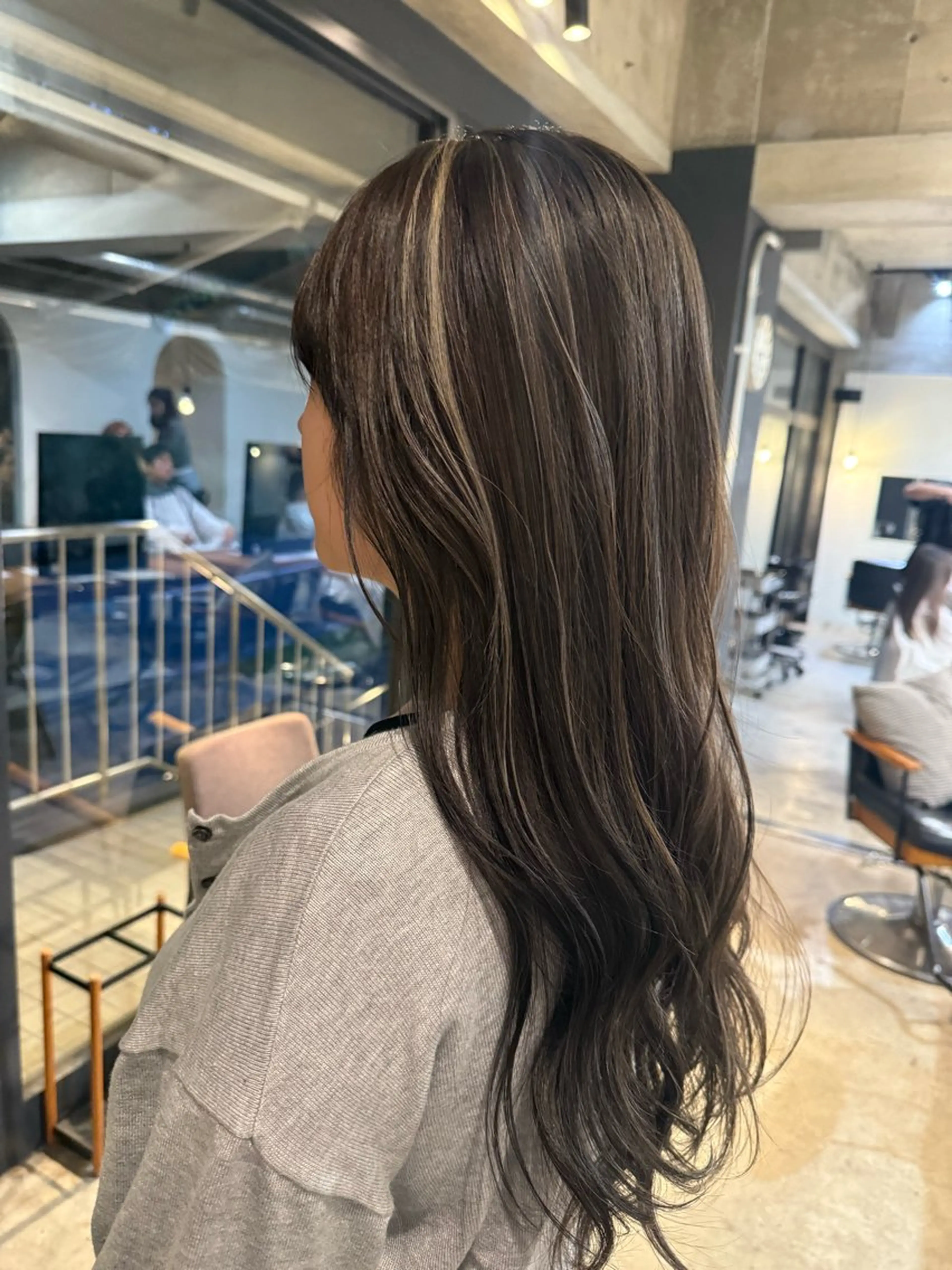 ロング ハイライト 寺本 奈央のヘアスタイル