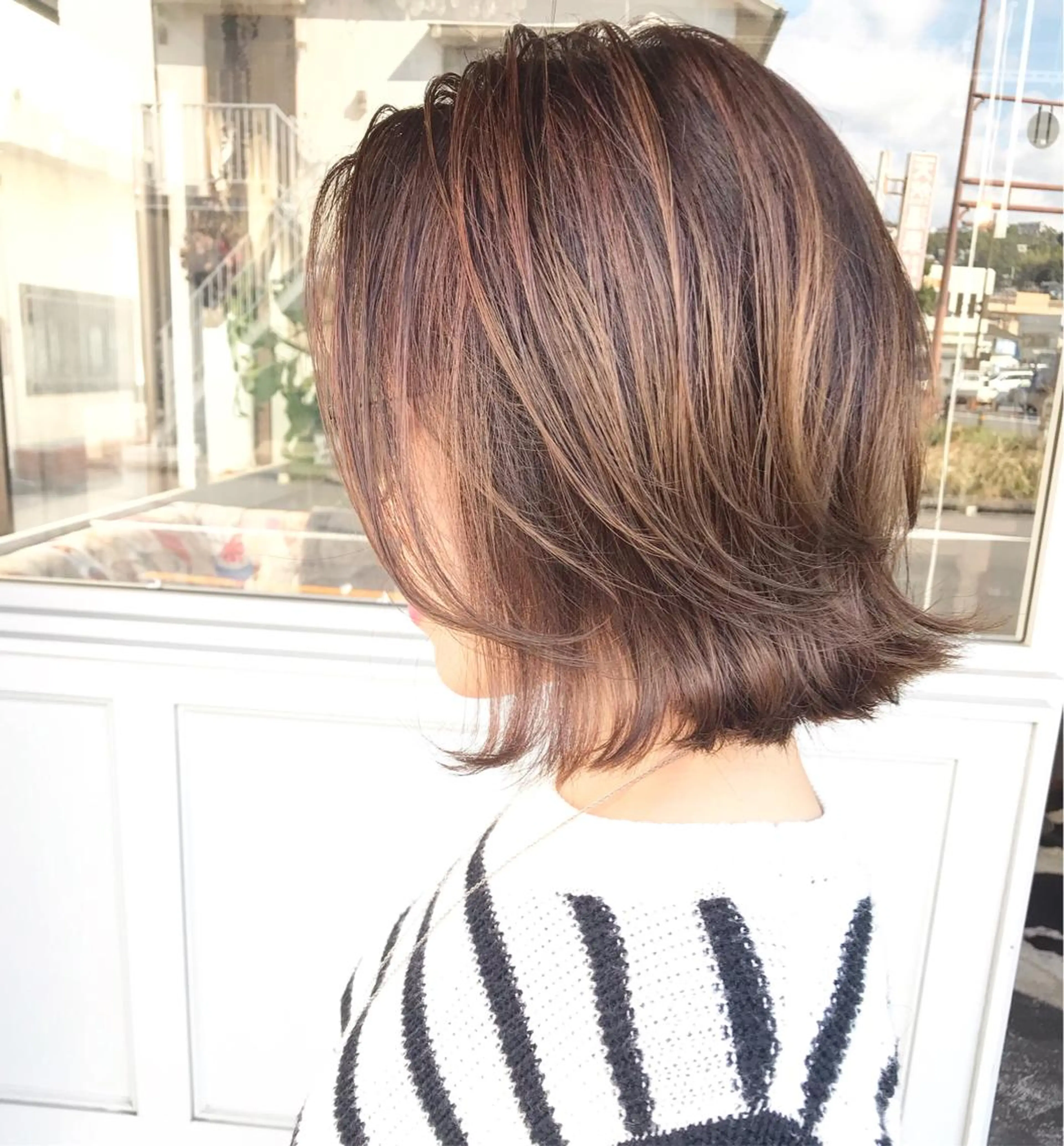 ミディアム カラー ヘアアレンジ お団子ヘア 切りっぱなしボブ バレイヤージュ ブリーチ グラデーションカラー Mariana/ 鶴原-ハイライトのヘアスタイル