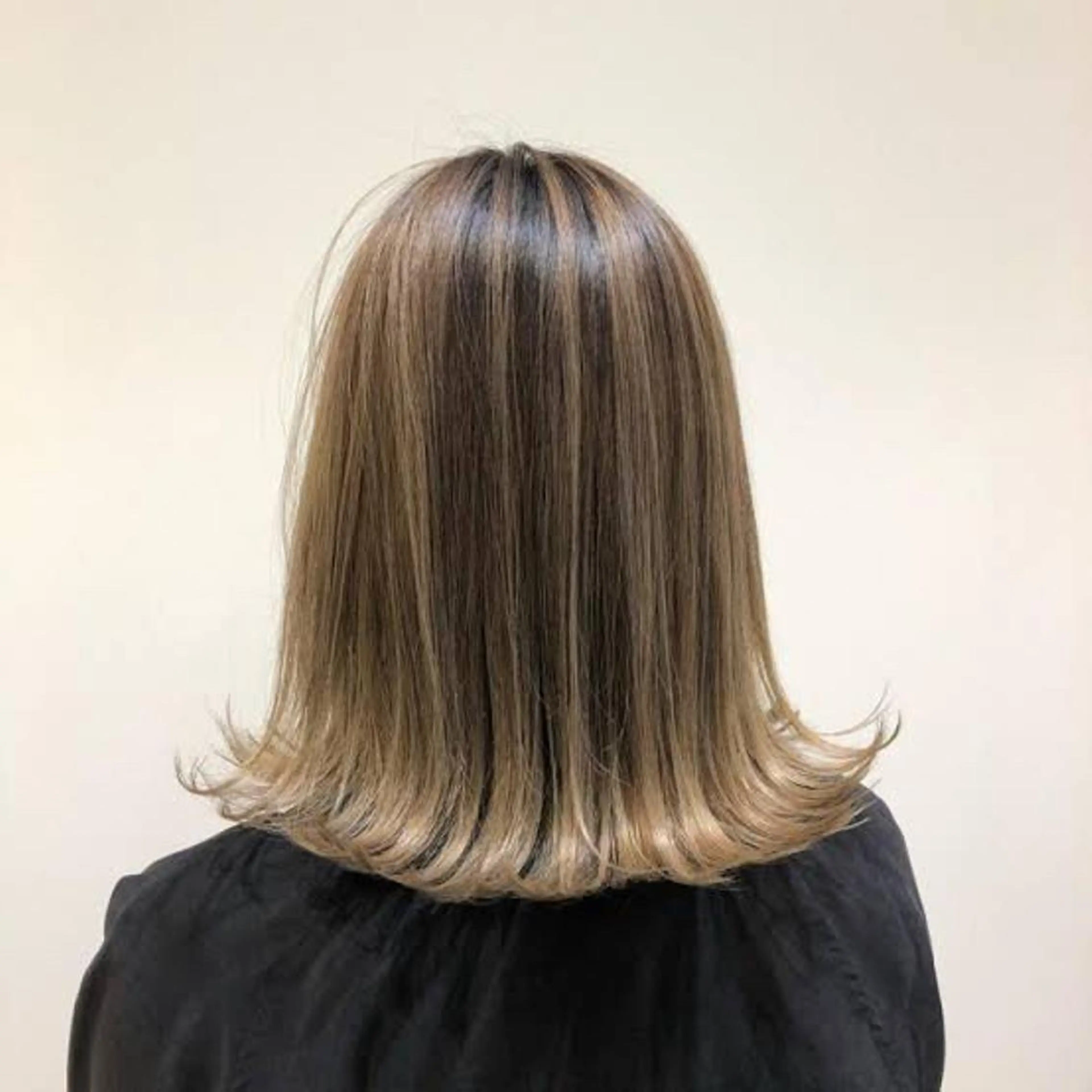 ミディアム カラー バレイヤージュ レイヤーカット 河端 春綺のヘアスタイル