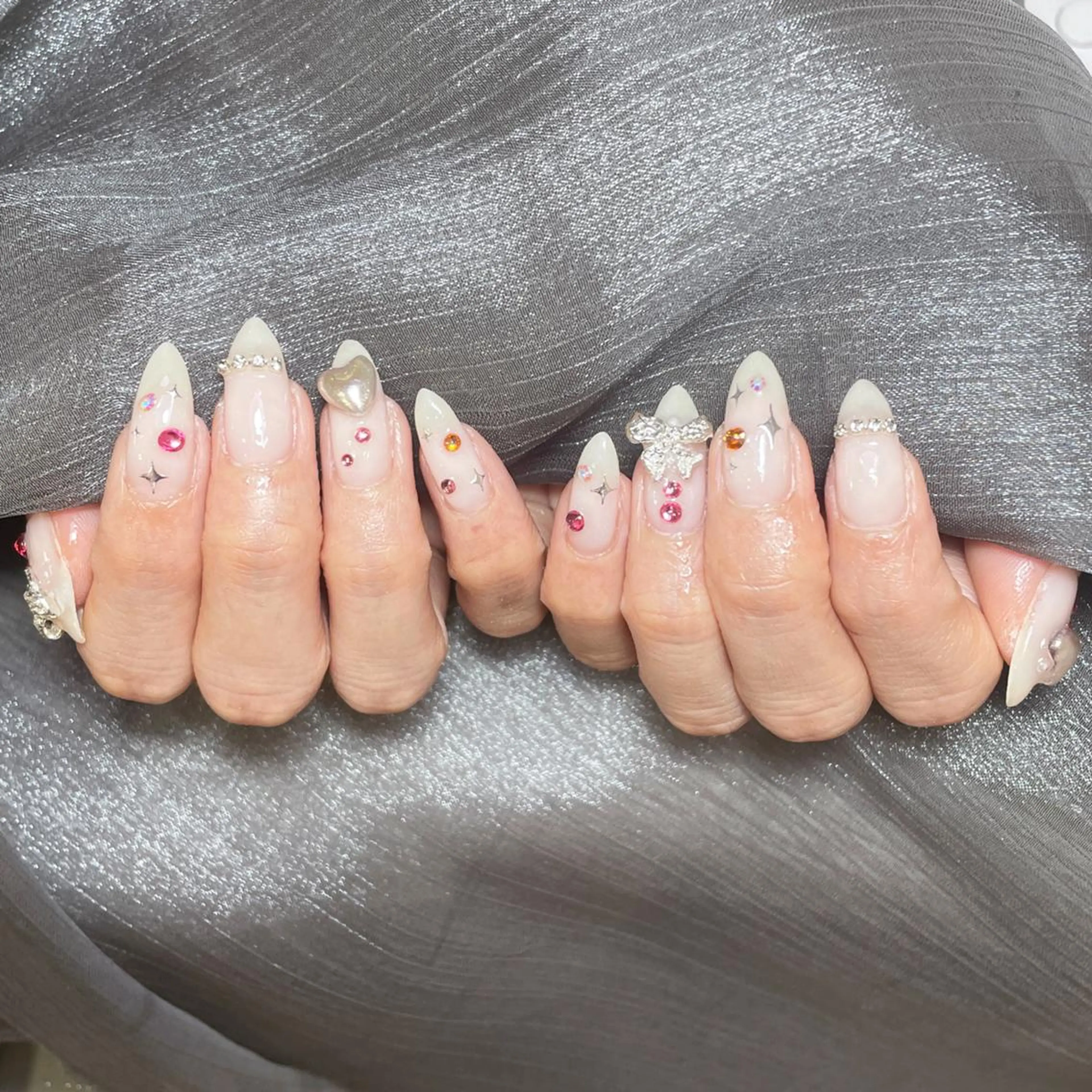 ネイル アートネイル オーロラネイル ガーリー キラキラネイル 韓国ネイル ハンドネイル Leah 💅のネイルデザイン