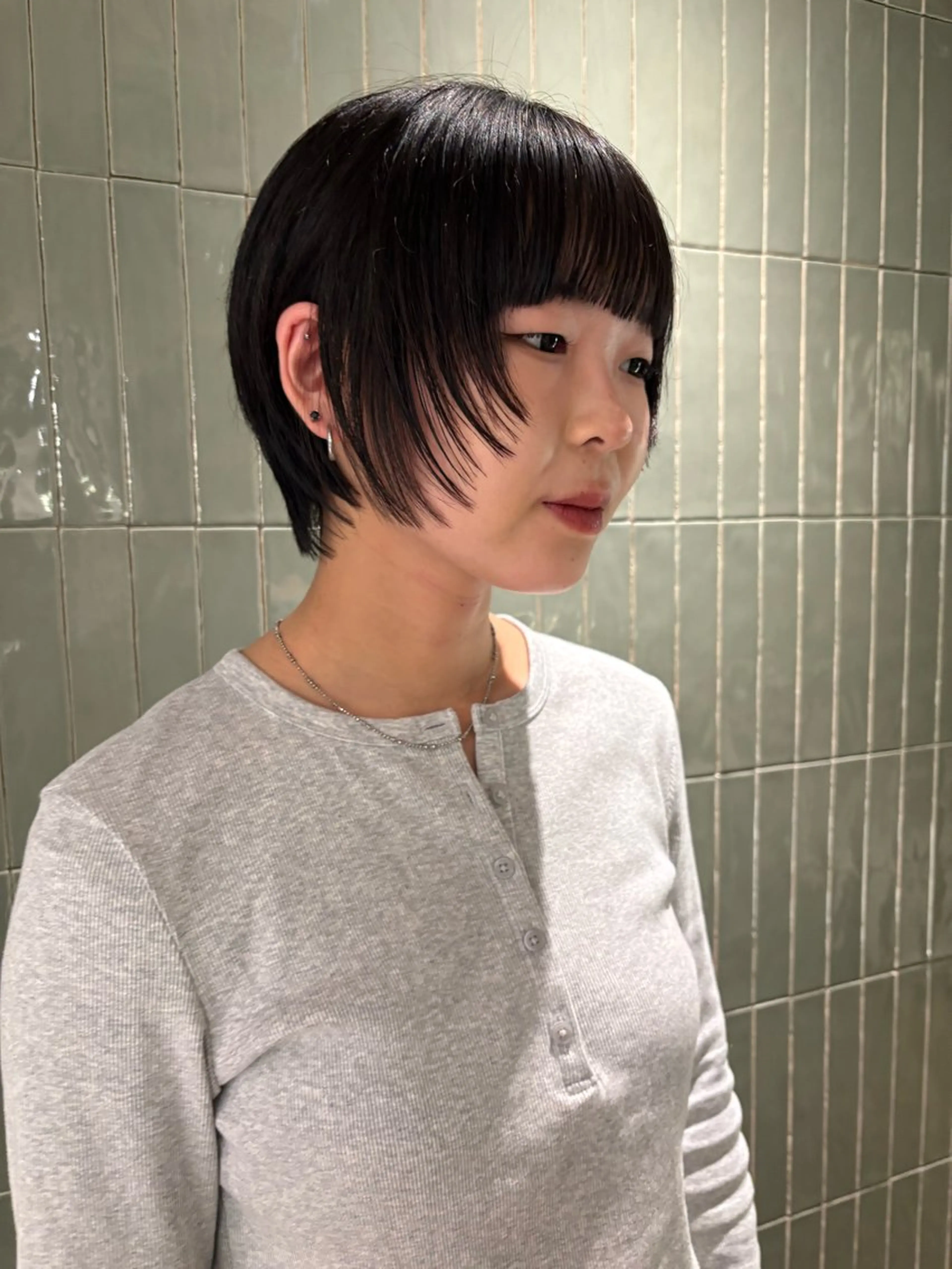 ショート レイヤーカット シャギー ショートヘア リカ/ハイトーン ・オリーブ🍀のヘアスタイル