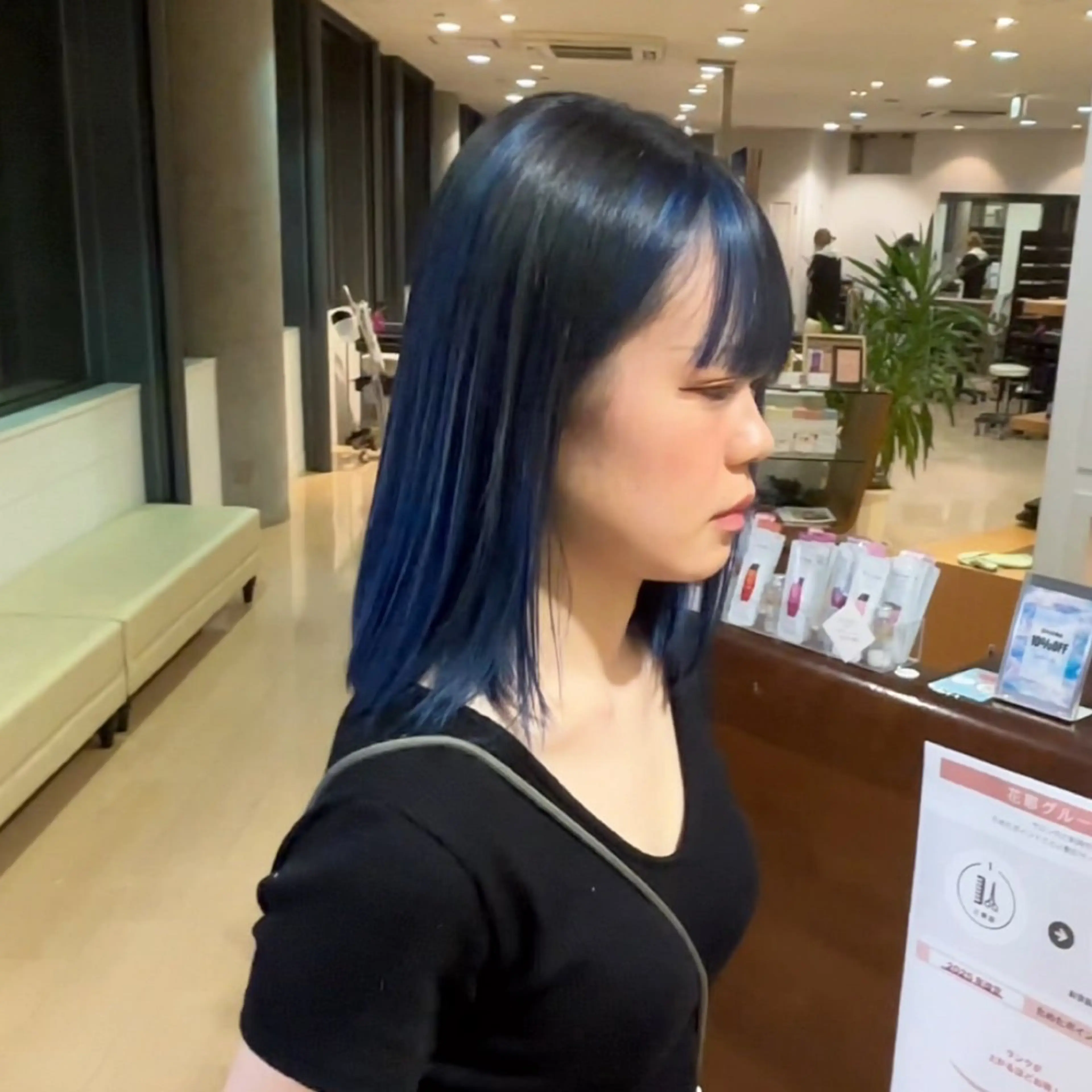 ミディアム カラー 黒髪 ブルーカラー CONAN｜盛岡ボブ 特化/タッセルボブのヘアスタイル