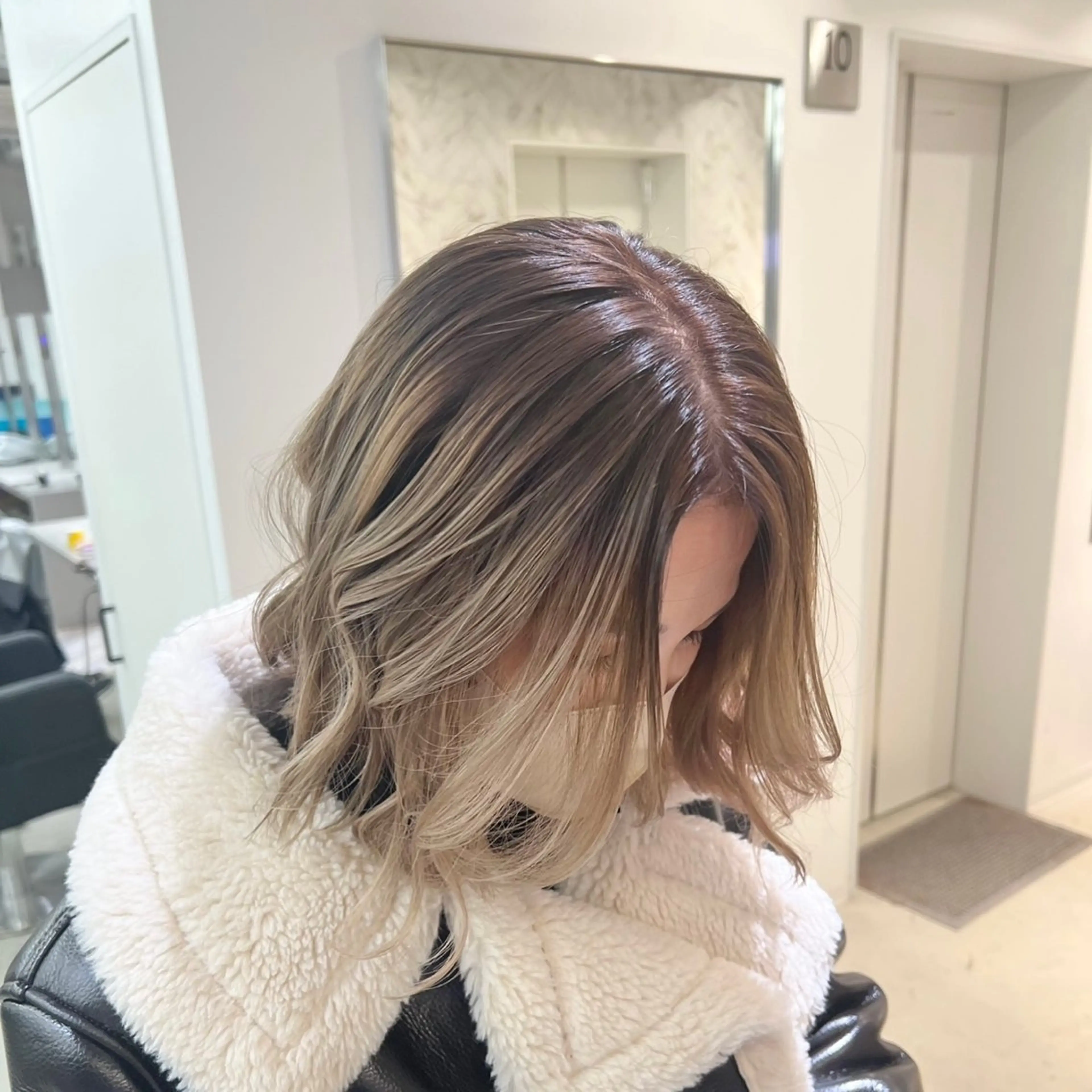 セミロング ヘアカラー トリートメント 艶ハイトーン‪‪🔆 ️️️安座間 希のヘアスタイル