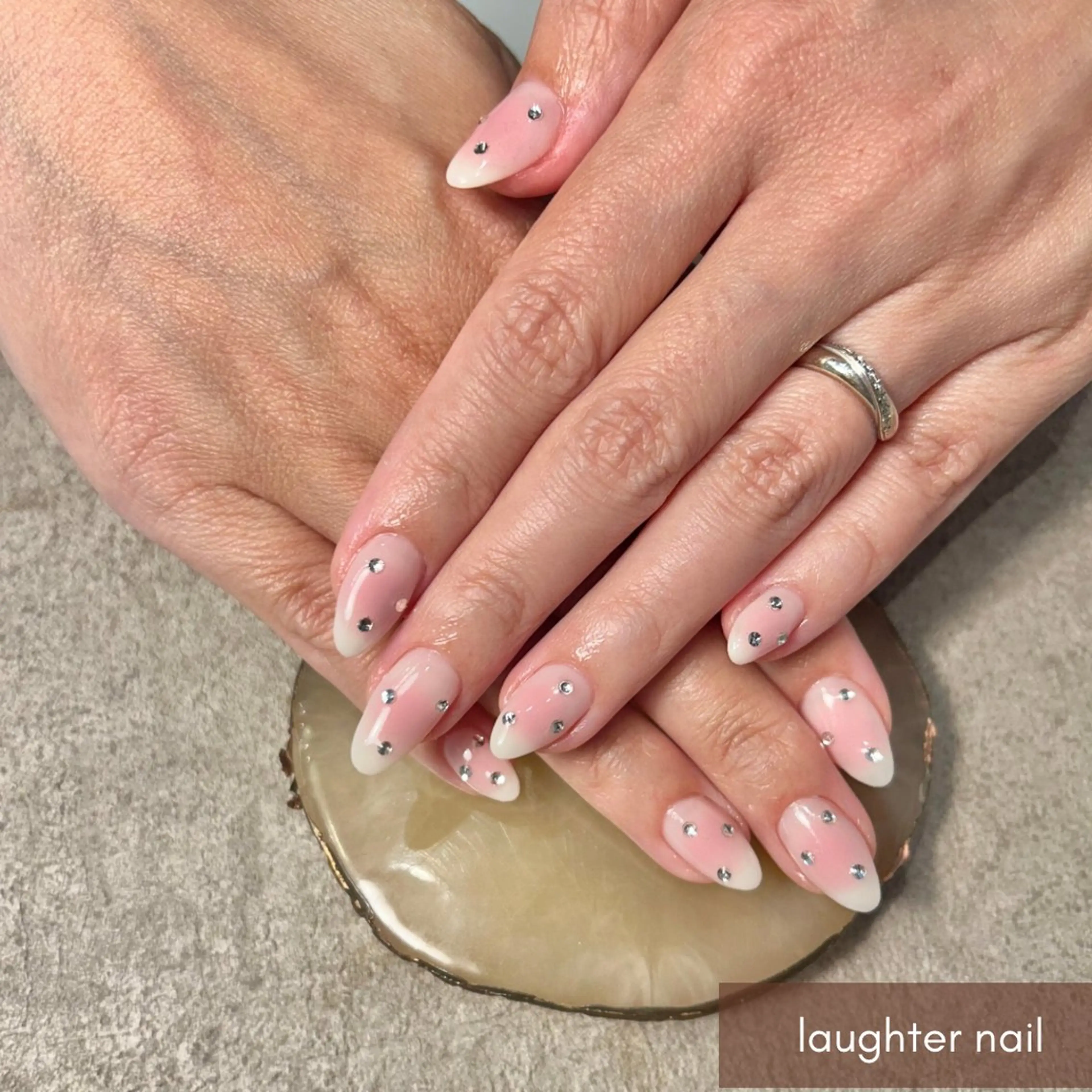 ネイル アートネイル チークネイル ジェルネイル キラキラネイル ピンク ハンドネイル laughter nailのネイルデザイン