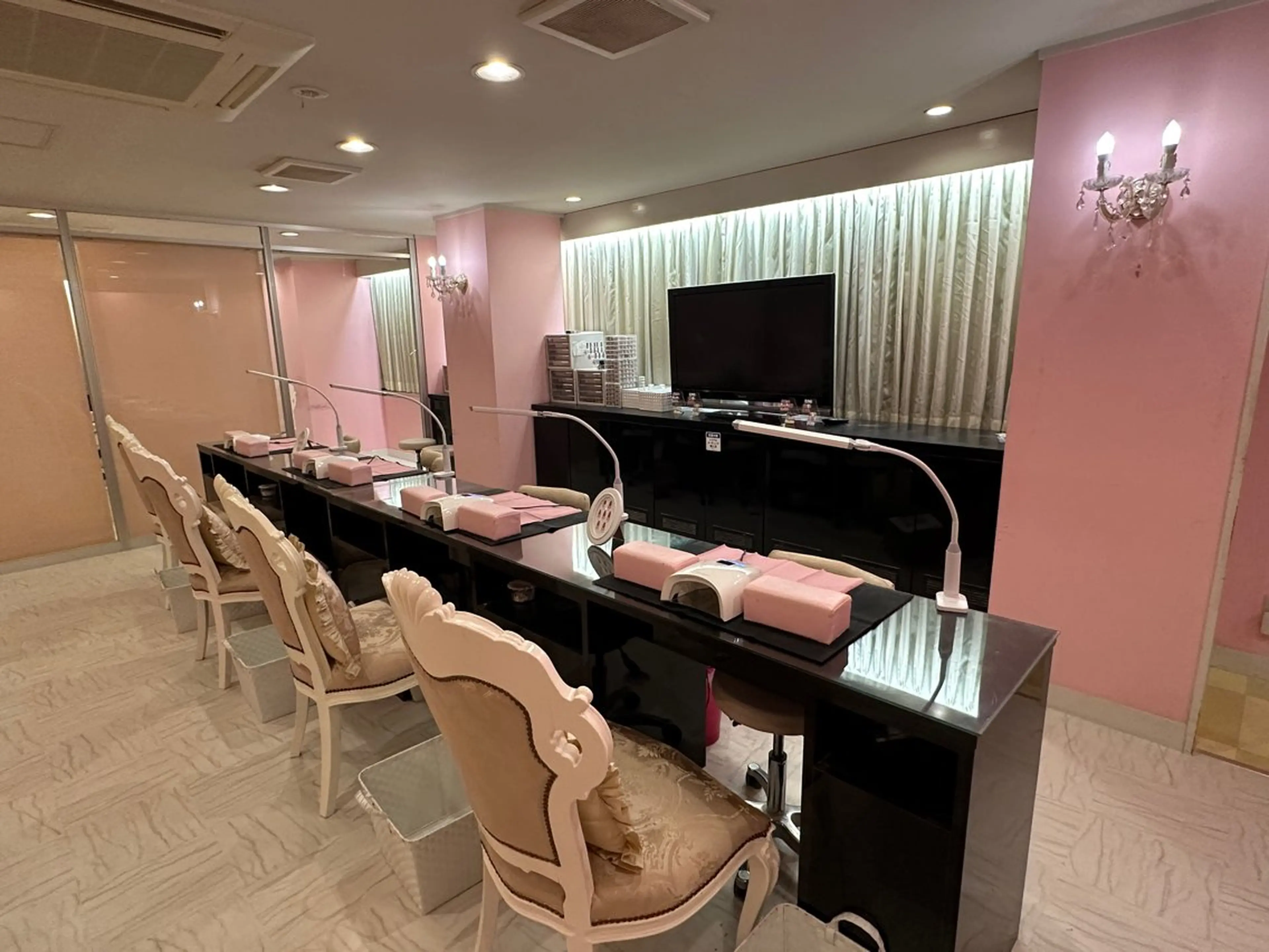 ネイル LOVE NAIL 店長　MIKAのネイルデザイン