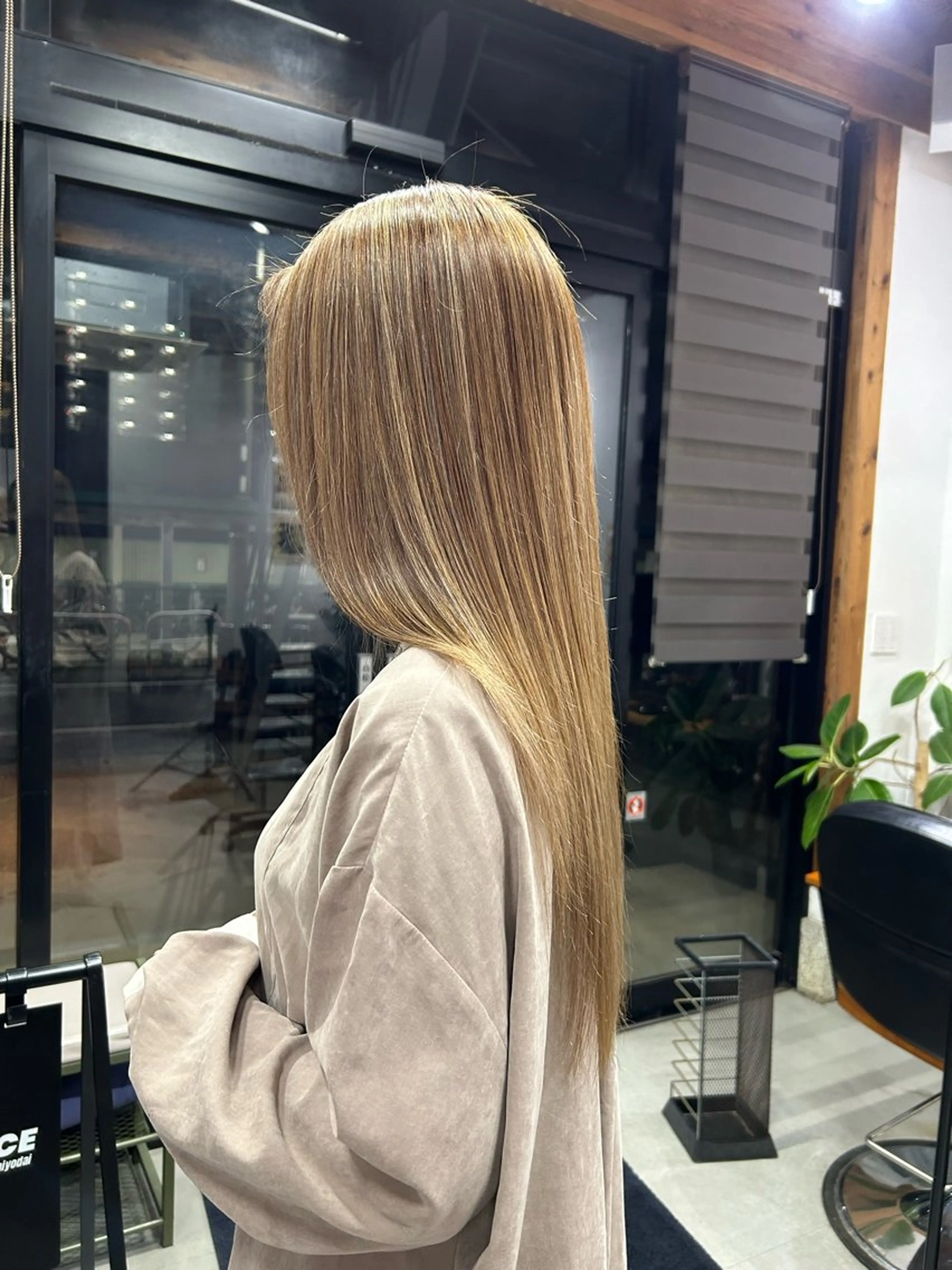 ロング カラー ハイライトカラー ハイライト トリートメント ROUIS/ mioのヘアスタイル