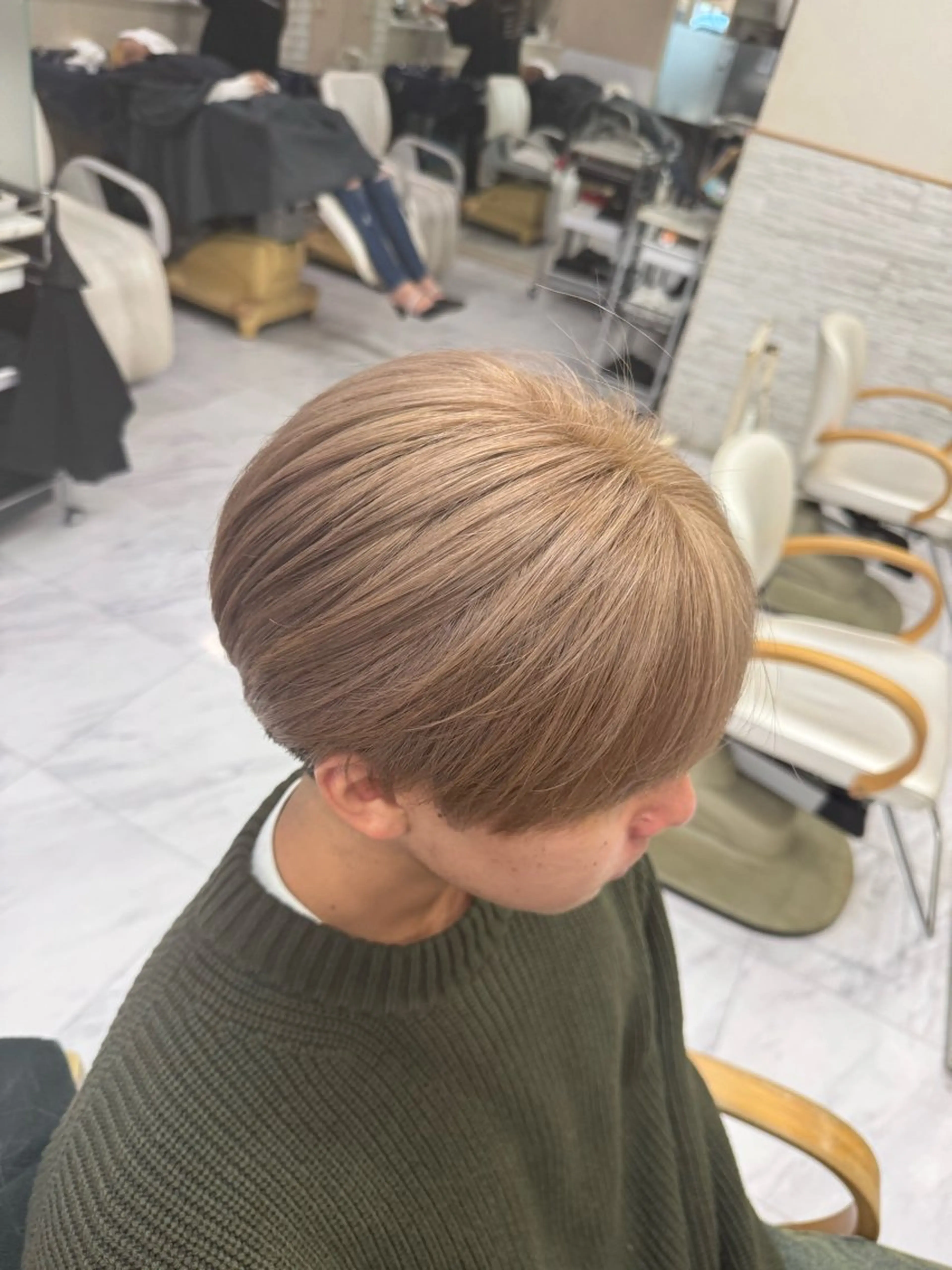 ショート カラー ヘアアレンジ メンズ 切りっぱなしボブ 前下がりボブ メンズブリーチ メンズハイライト メンズハイトーン カット ヘアカラー トリートメント Zina 大宮所属・目黒 碧人のヘアスタイル