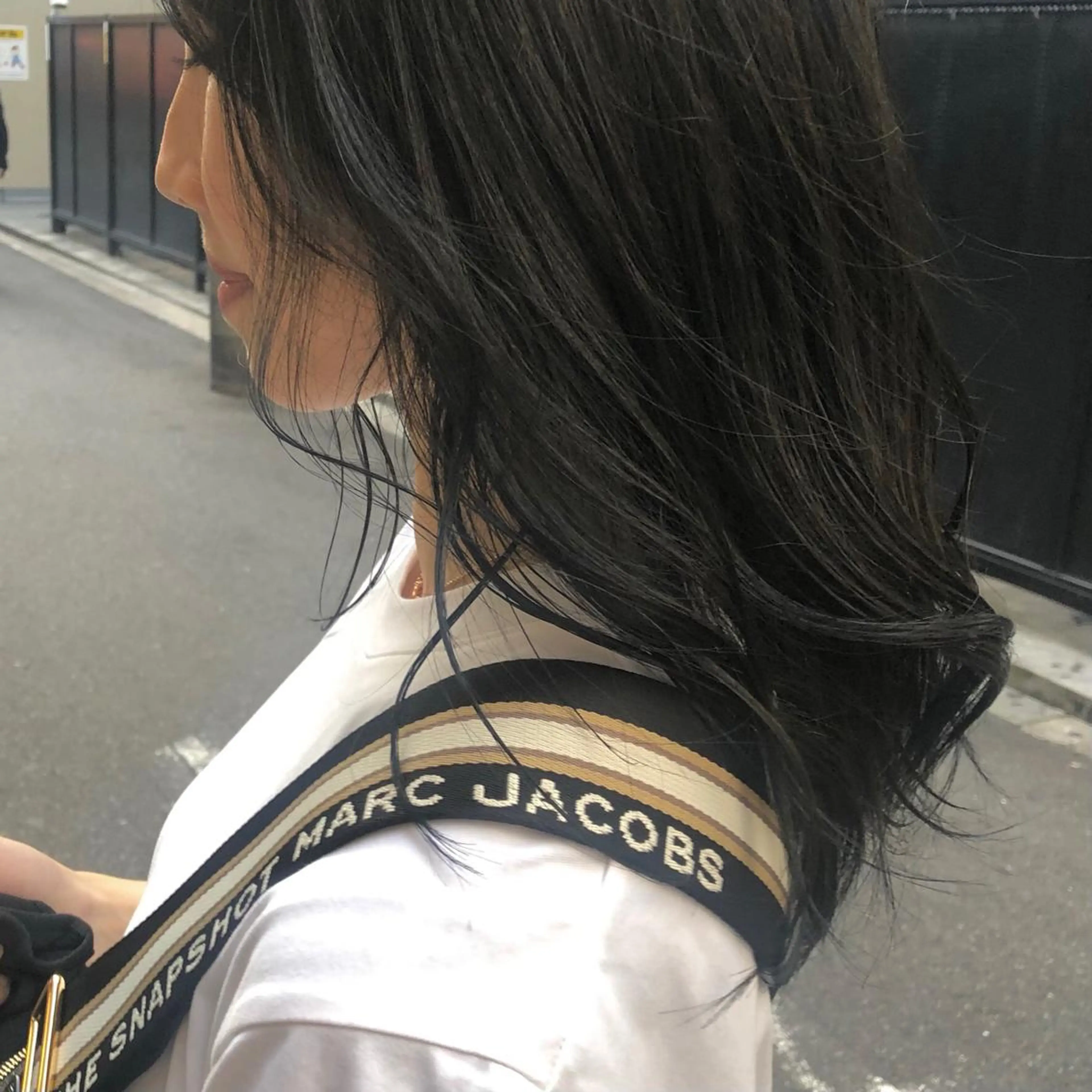 セミロング カラー 黒髪 ブルーカラー ブルーブラック ，comma momoka🪄のヘアスタイル